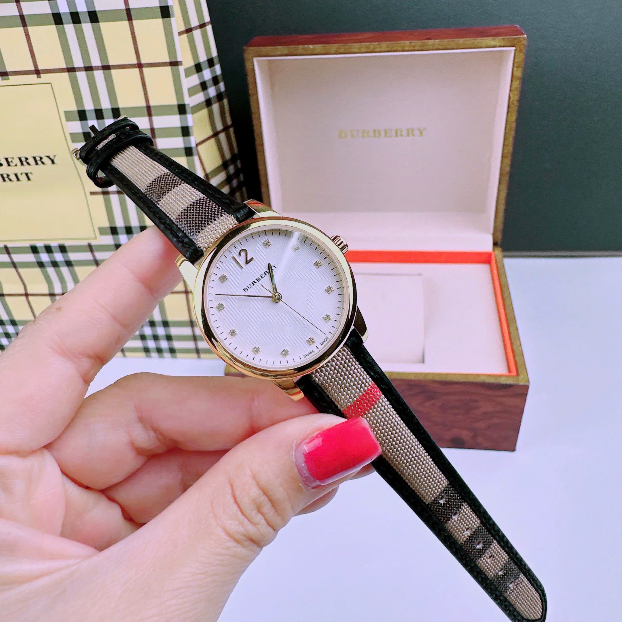 Đồng Hồ Burberry The Classic |Nữ Giới |Mặt Trắng |Đính Đá |Dây Vải Bọc Da Đen |Máy Pin (Quartz) |Size 32mm |donghogiatot.vn