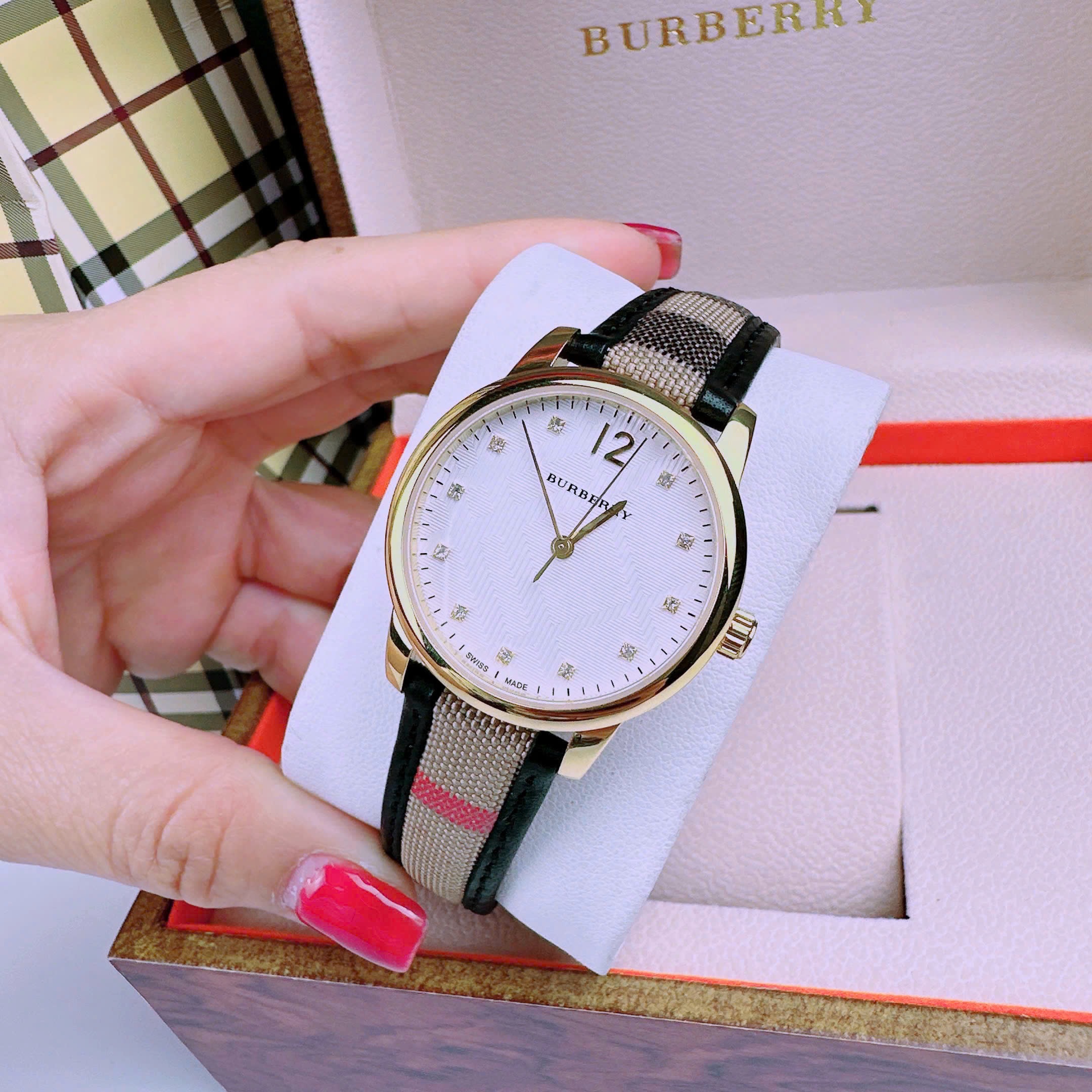 Đồng Hồ Burberry The Classic |Nữ Giới |Mặt Trắng |Đính Đá |Dây Vải Bọc Da Đen |Máy Pin (Quartz) |Size 32mm |donghogiatot.vn