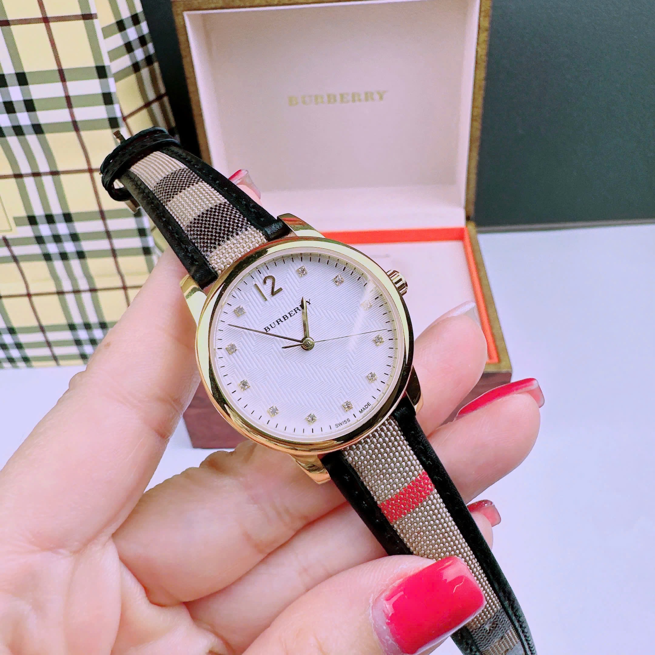 Đồng Hồ Burberry The Classic |Nữ Giới |Mặt Trắng |Đính Đá |Dây Vải Bọc Da Đen |Máy Pin (Quartz) |Size 32mm |donghogiatot.vn