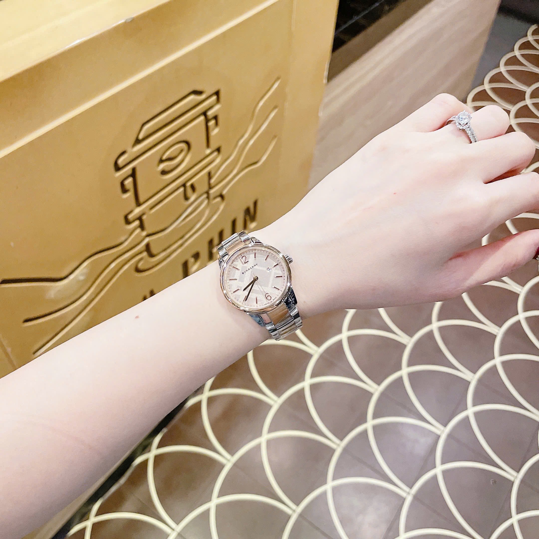 Đồng Hồ Burberry The Classic Round |Nữ Giới |Dây Kim Loại Demi Rose Gold |Máy Pin (Quartz) |Size 32mm |donghogiatot.vn