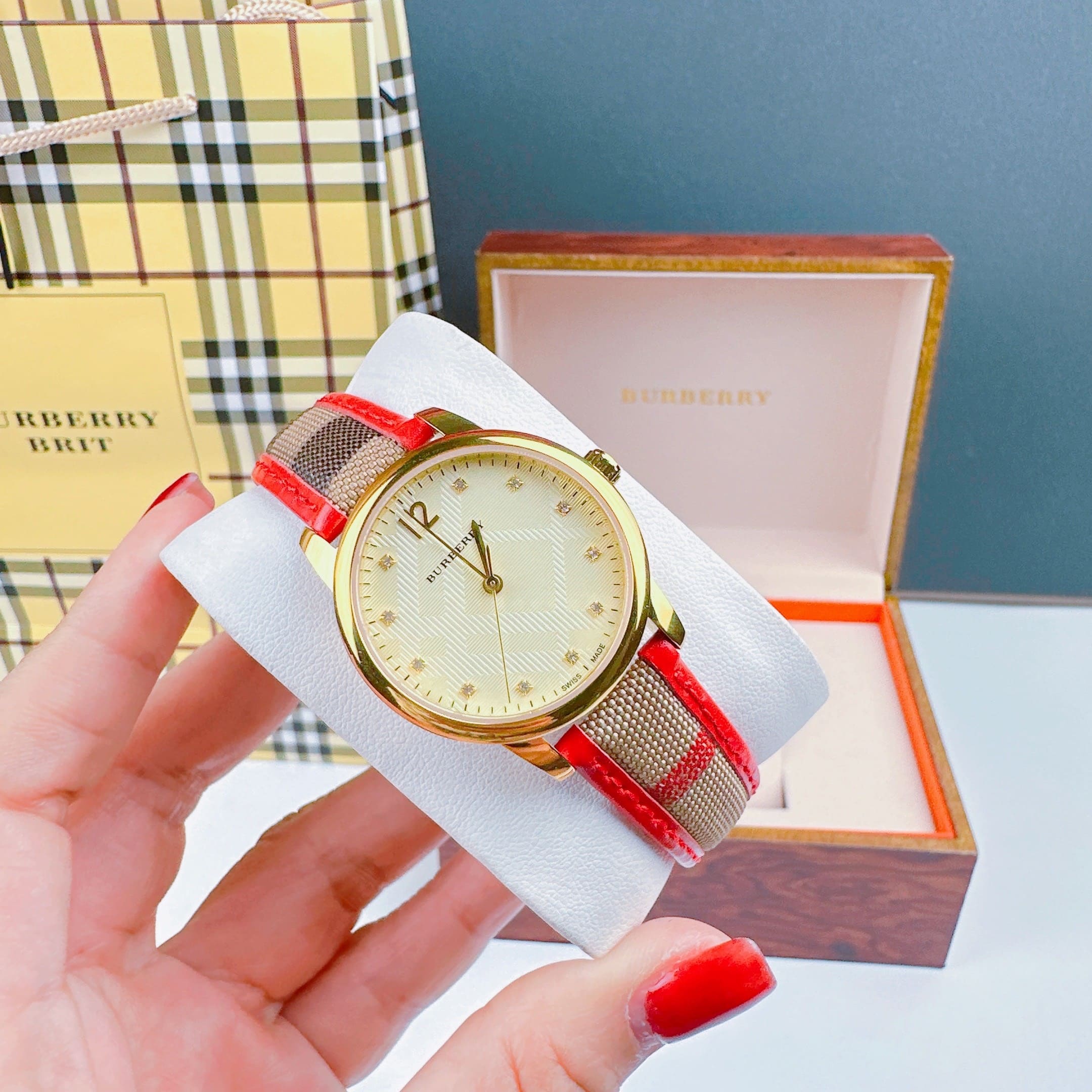 Đồng Hồ Burberry The Classic Round |Nữ Giới |Mặt Vàng |Dây Vải Bọc Da Đỏ |Máy Pin (Quartz) |Size 32mm |donghogiatot.vn