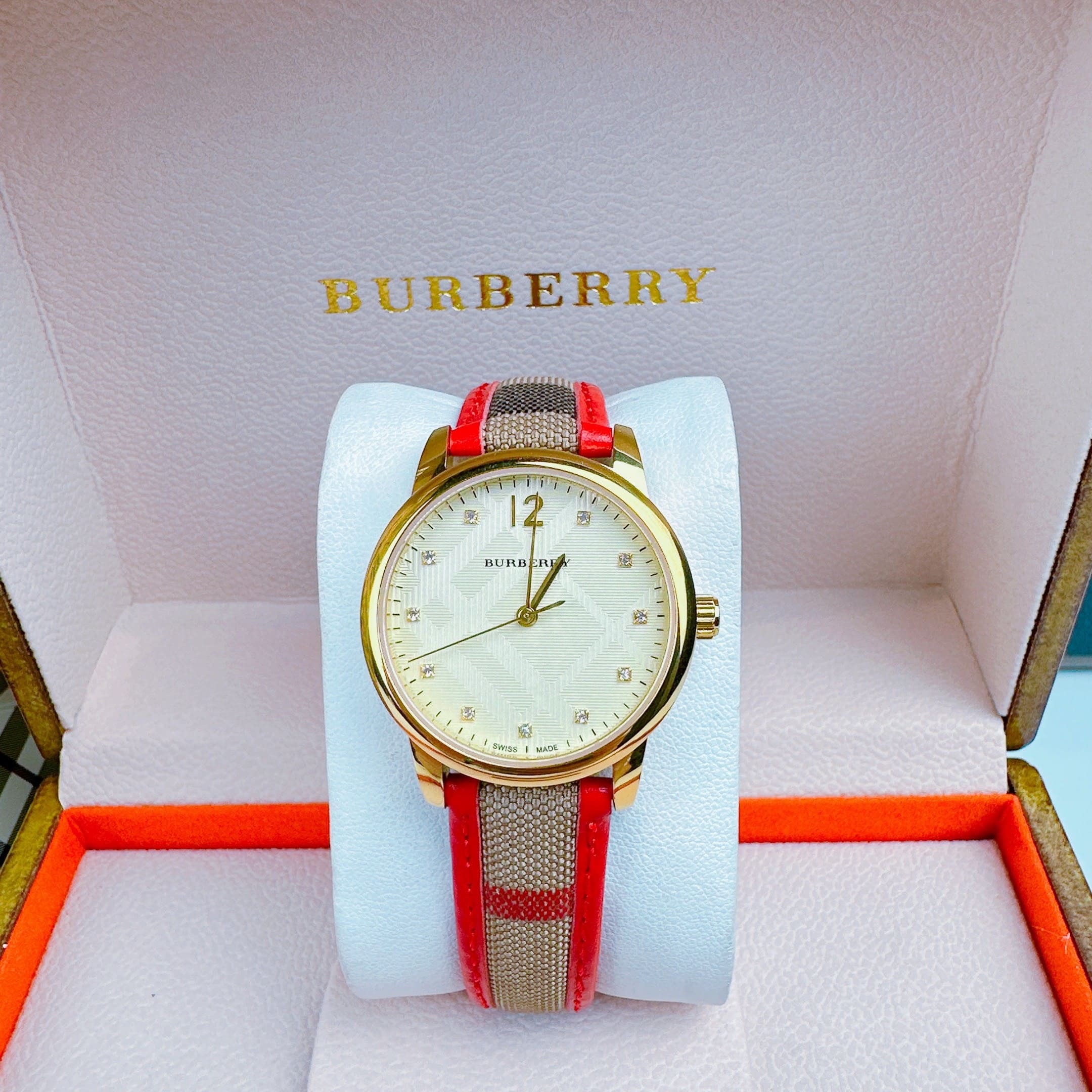 Đồng Hồ Burberry The Classic Round |Nữ Giới |Mặt Vàng |Dây Vải Bọc Da Đỏ |Máy Pin (Quartz) |Size 32mm |donghogiatot.vn