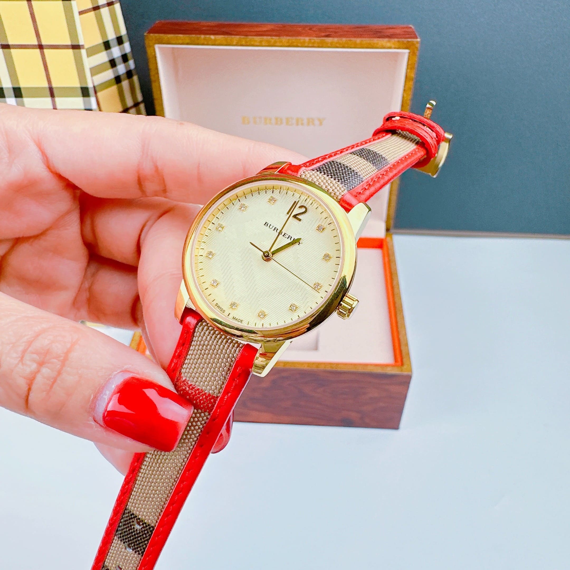 Đồng Hồ Burberry The Classic Round |Nữ Giới |Mặt Vàng |Dây Vải Bọc Da Đỏ |Máy Pin (Quartz) |Size 32mm |donghogiatot.vn
