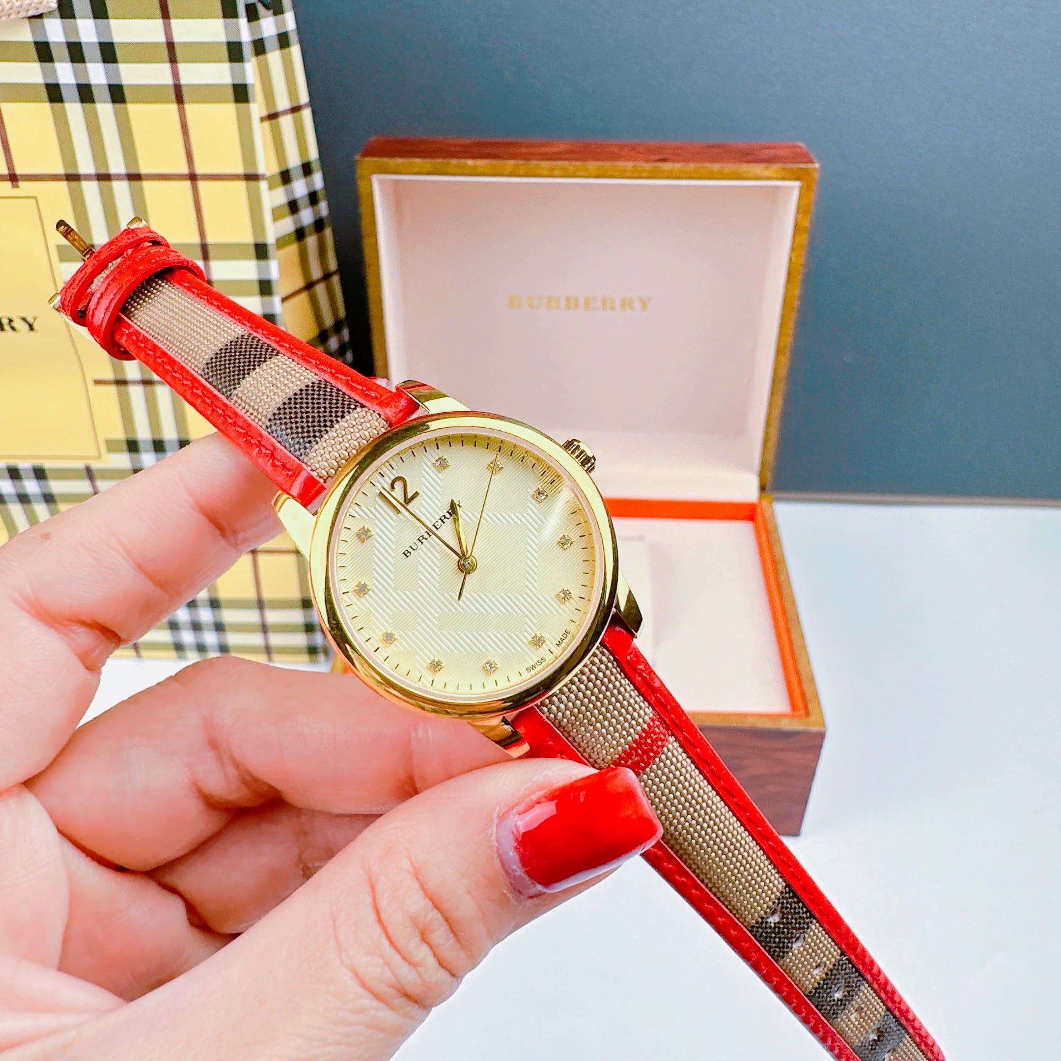 Đồng Hồ Burberry The Classic Round |Nữ Giới |Mặt Vàng |Dây Vải Bọc Da Đỏ |Máy Pin (Quartz) |Size 32mm |donghogiatot.vn