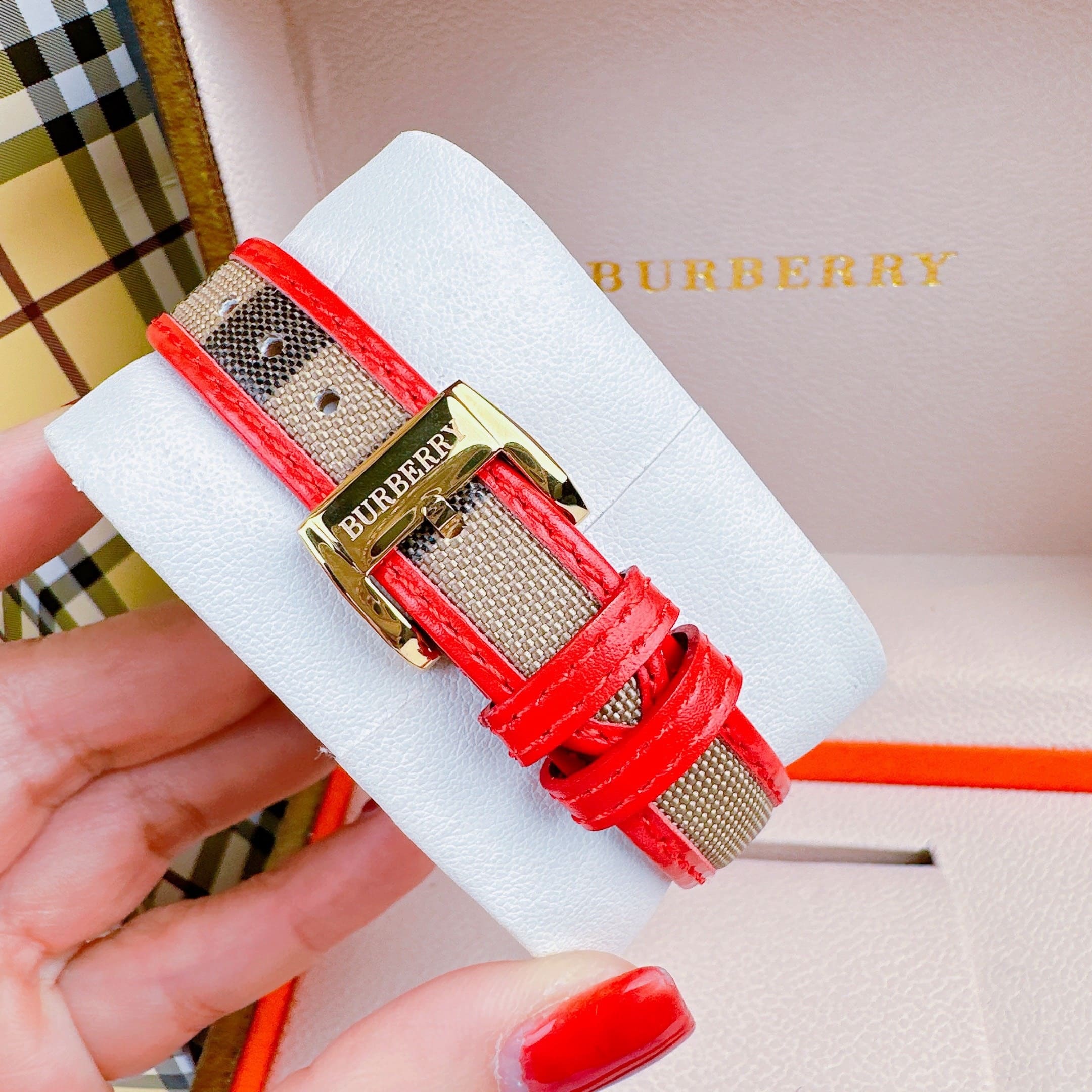 Đồng Hồ Burberry The Classic Round |Nữ Giới |Mặt Vàng |Dây Vải Bọc Da Đỏ |Máy Pin (Quartz) |Size 32mm |donghogiatot.vn