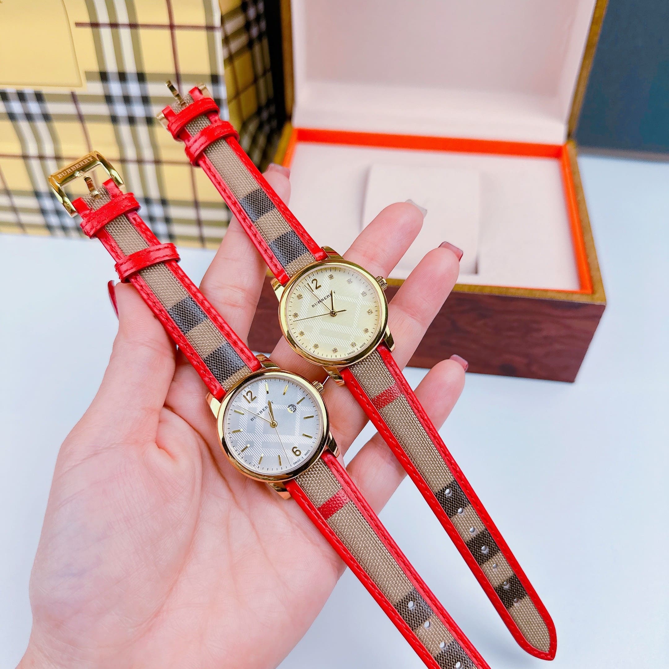 Đồng Hồ Burberry The Classic Round |Nữ Giới |Mặt Vàng |Dây Vải Bọc Da Đỏ |Máy Pin (Quartz) |Size 32mm |donghogiatot.vn