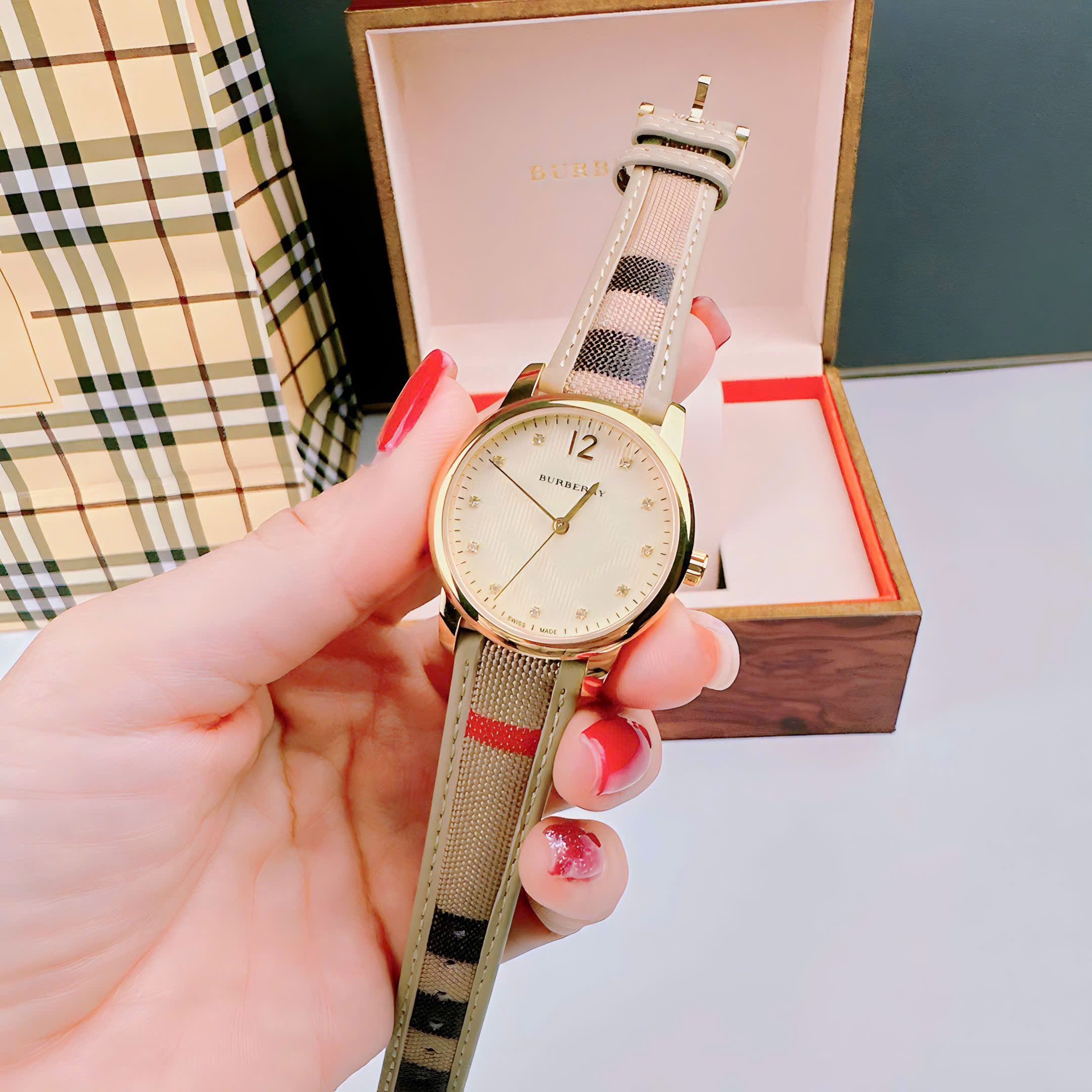 Đồng Hồ Burberry The Classic |Nữ Giới |Mặt Vàng |Đính Đá |Dây Vải Bọc Da Nude |Máy Pin (Quartz) |Size 32mm |donghogiatot.vn
