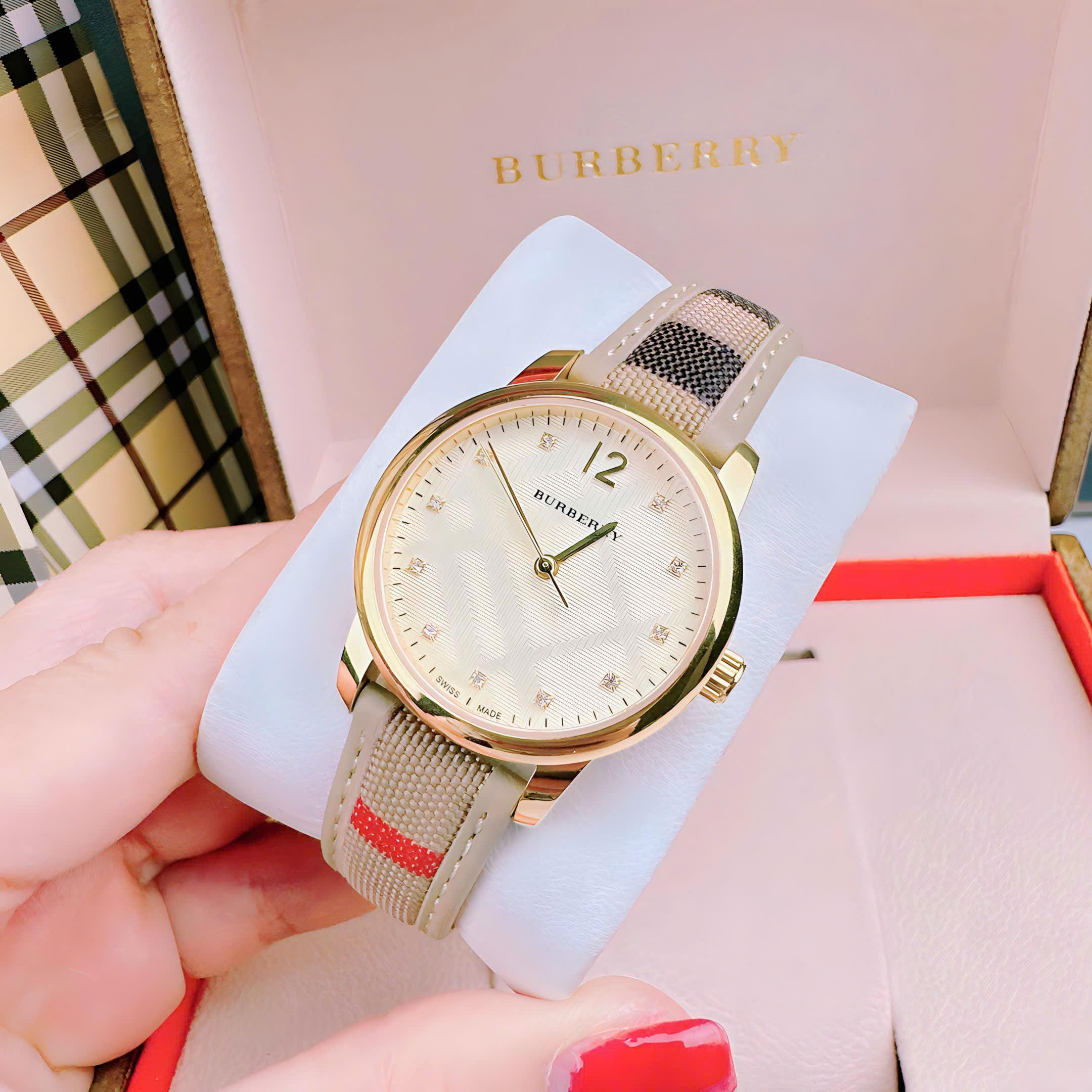 Đồng Hồ Burberry The Classic |Nữ Giới |Mặt Vàng |Đính Đá |Dây Vải Bọc Da Nude |Máy Pin (Quartz) |Size 32mm |donghogiatot.vn