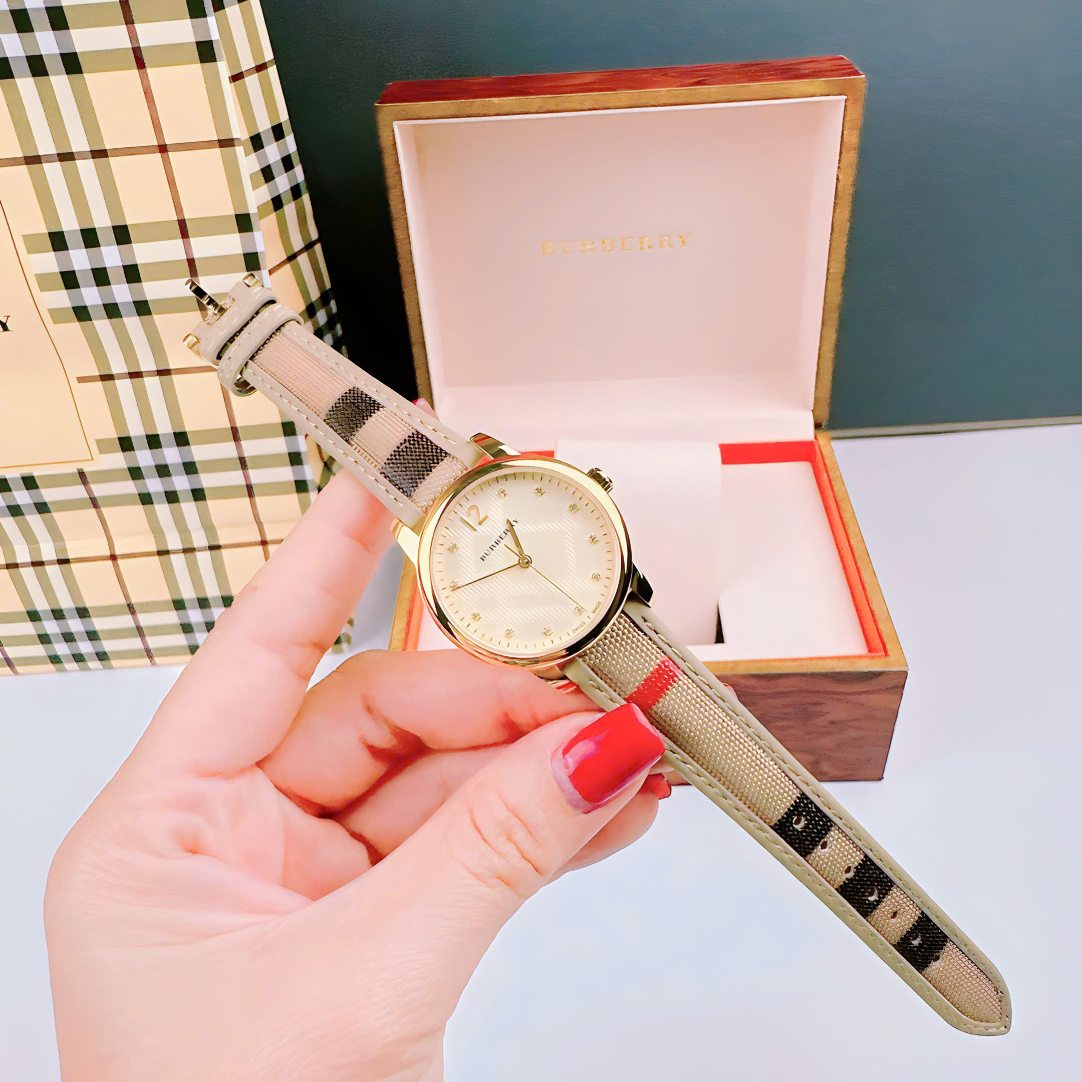 Đồng Hồ Burberry The Classic |Nữ Giới |Mặt Vàng |Đính Đá |Dây Vải Bọc Da Nude |Máy Pin (Quartz) |Size 32mm |donghogiatot.vn