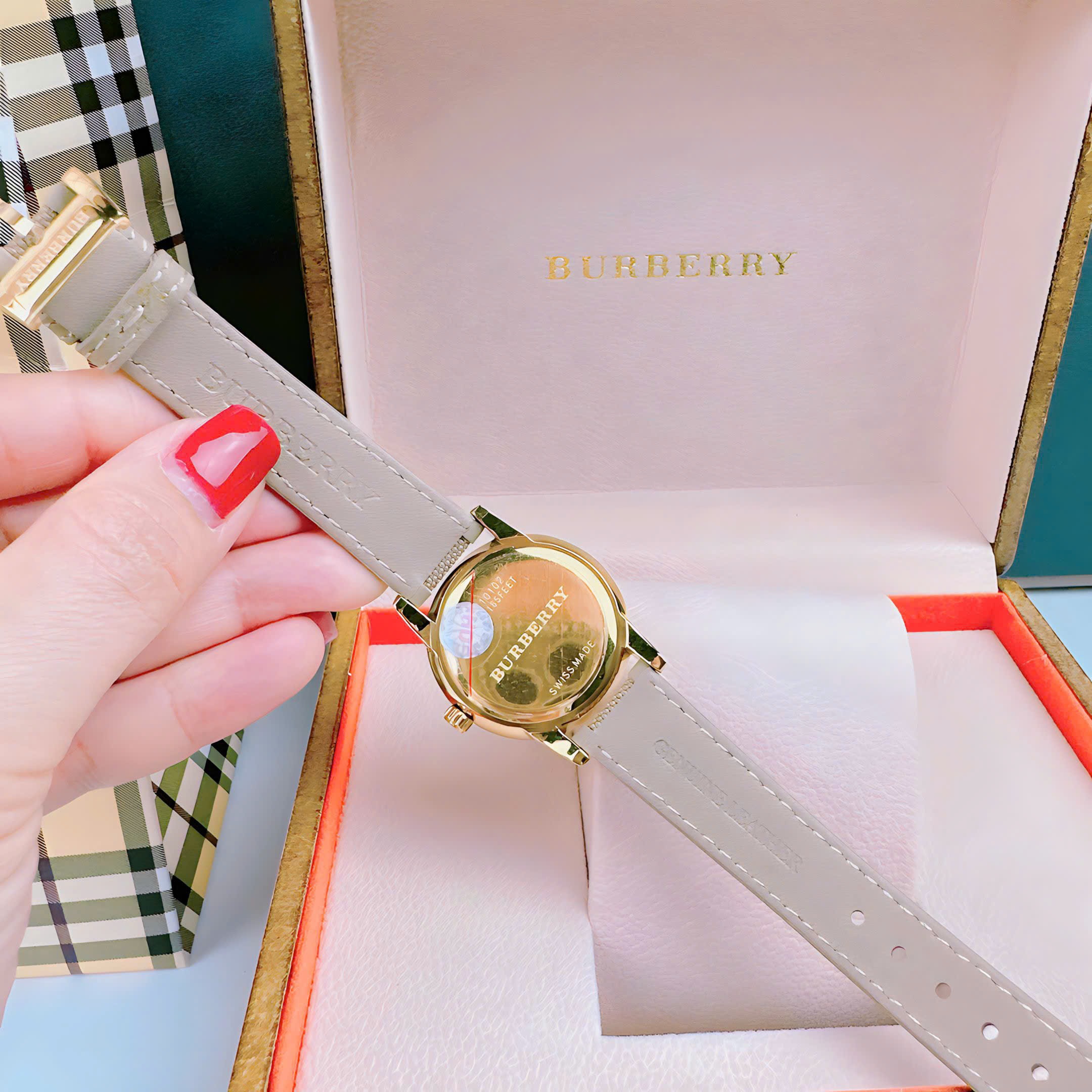 Đồng Hồ Burberry The Classic |Nữ Giới |Mặt Vàng |Đính Đá |Dây Vải Bọc Da Nude |Máy Pin (Quartz) |Size 32mm |donghogiatot.vn