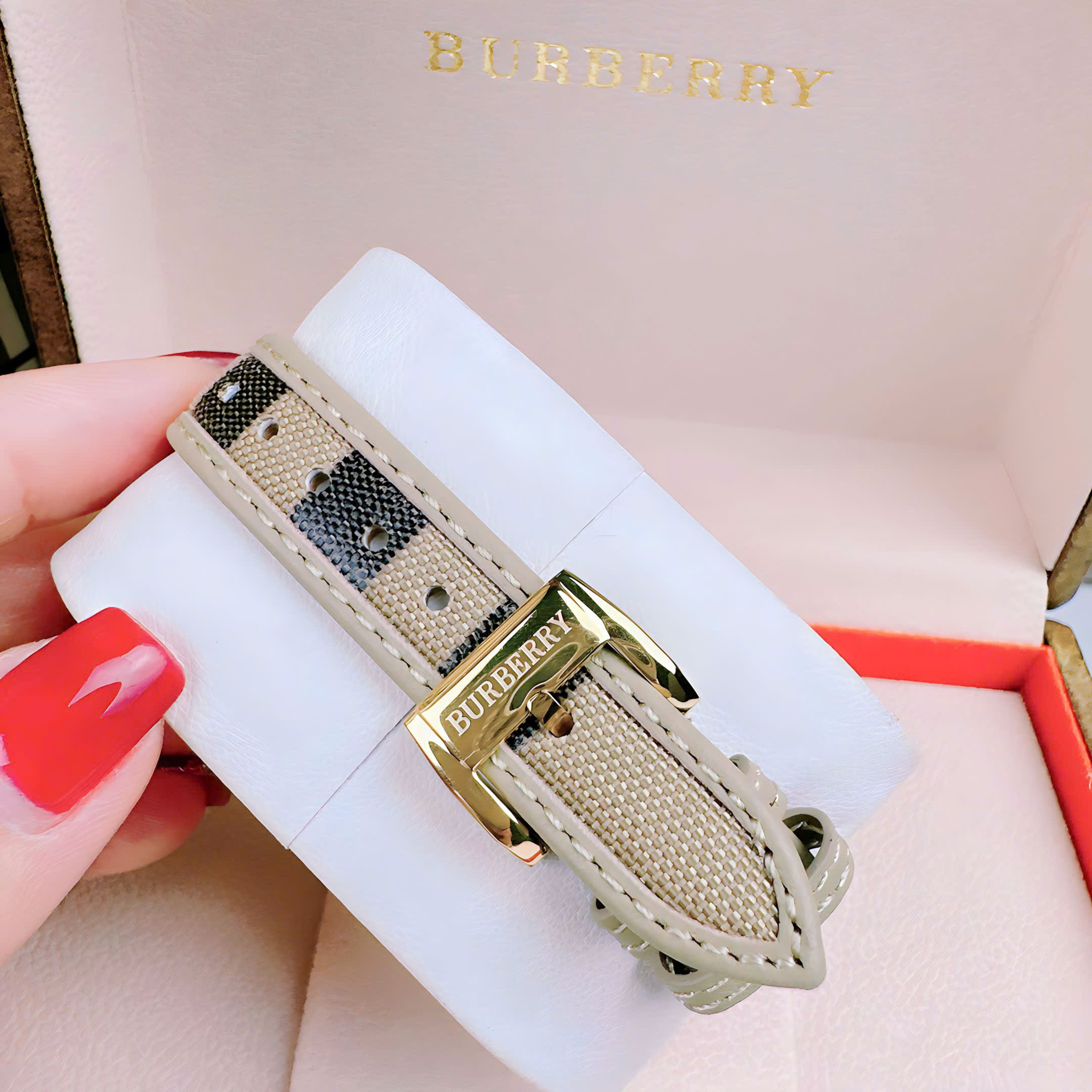 Đồng Hồ Burberry The Classic |Nữ Giới |Mặt Vàng |Đính Đá |Dây Vải Bọc Da Nude |Máy Pin (Quartz) |Size 32mm |donghogiatot.vn