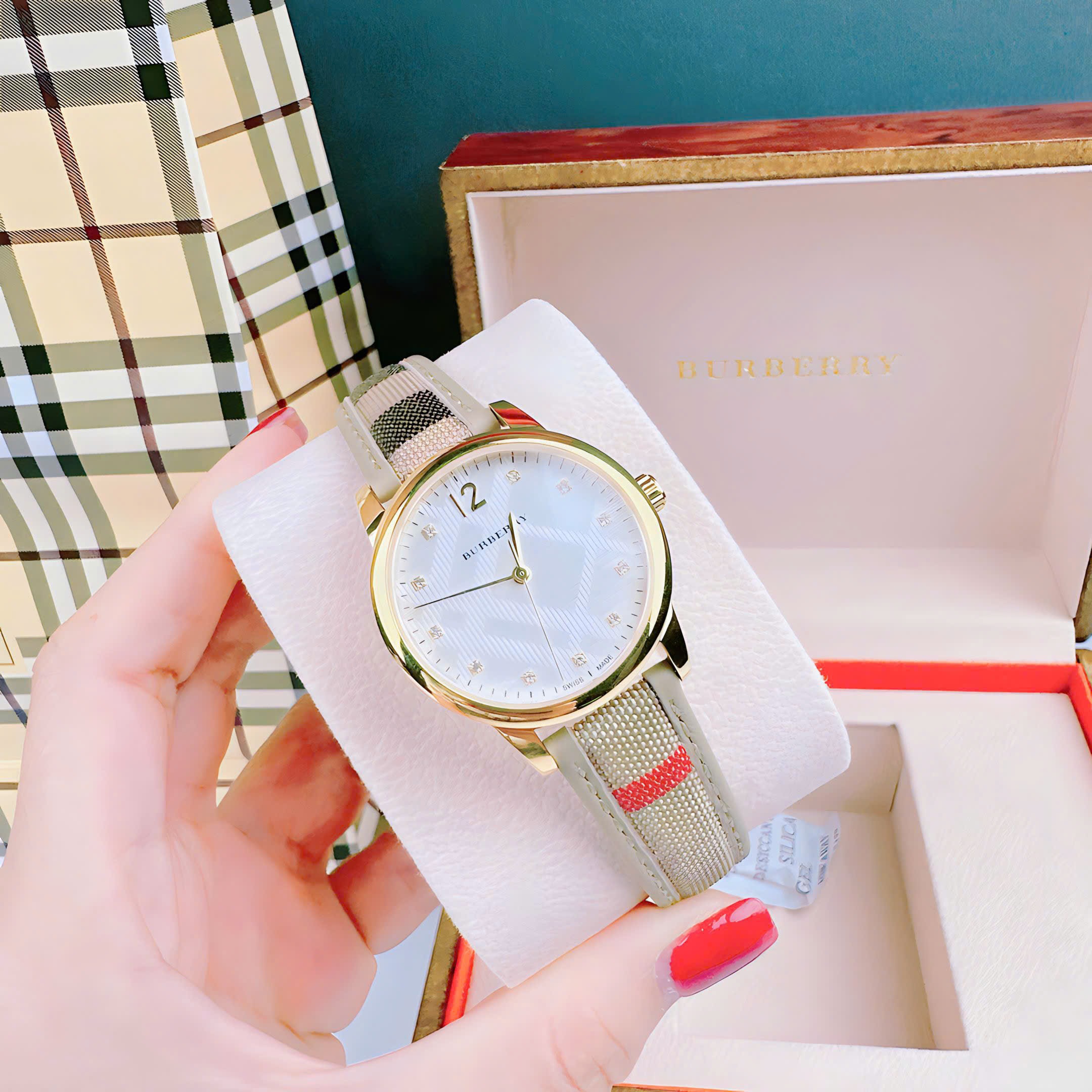Đồng Hồ Burberry The Classic |Nữ Giới |Vàng Gold |Đính Đá |Dây Vải Bọc Da Nude |Máy Pin (Quartz) |Size 32mm |donghogiatot.vn