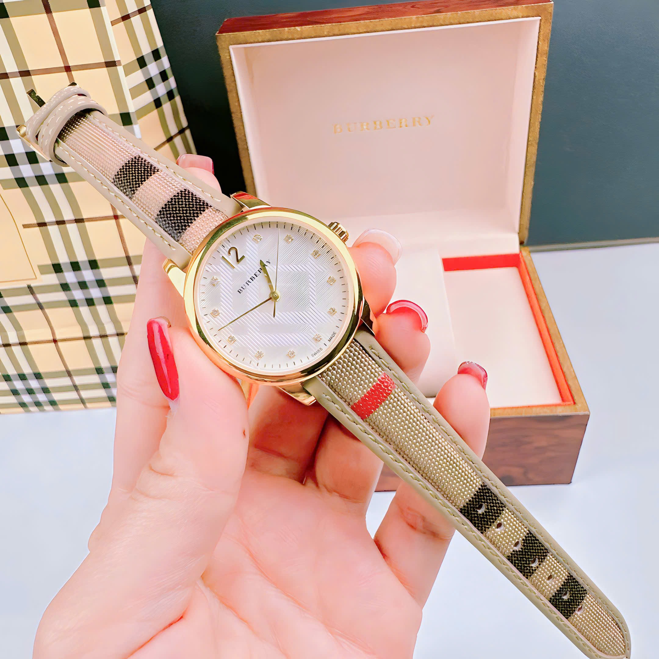 Đồng Hồ Burberry The Classic |Nữ Giới |Vàng Gold |Đính Đá |Dây Vải Bọc Da Nude |Máy Pin (Quartz) |Size 32mm |donghogiatot.vn