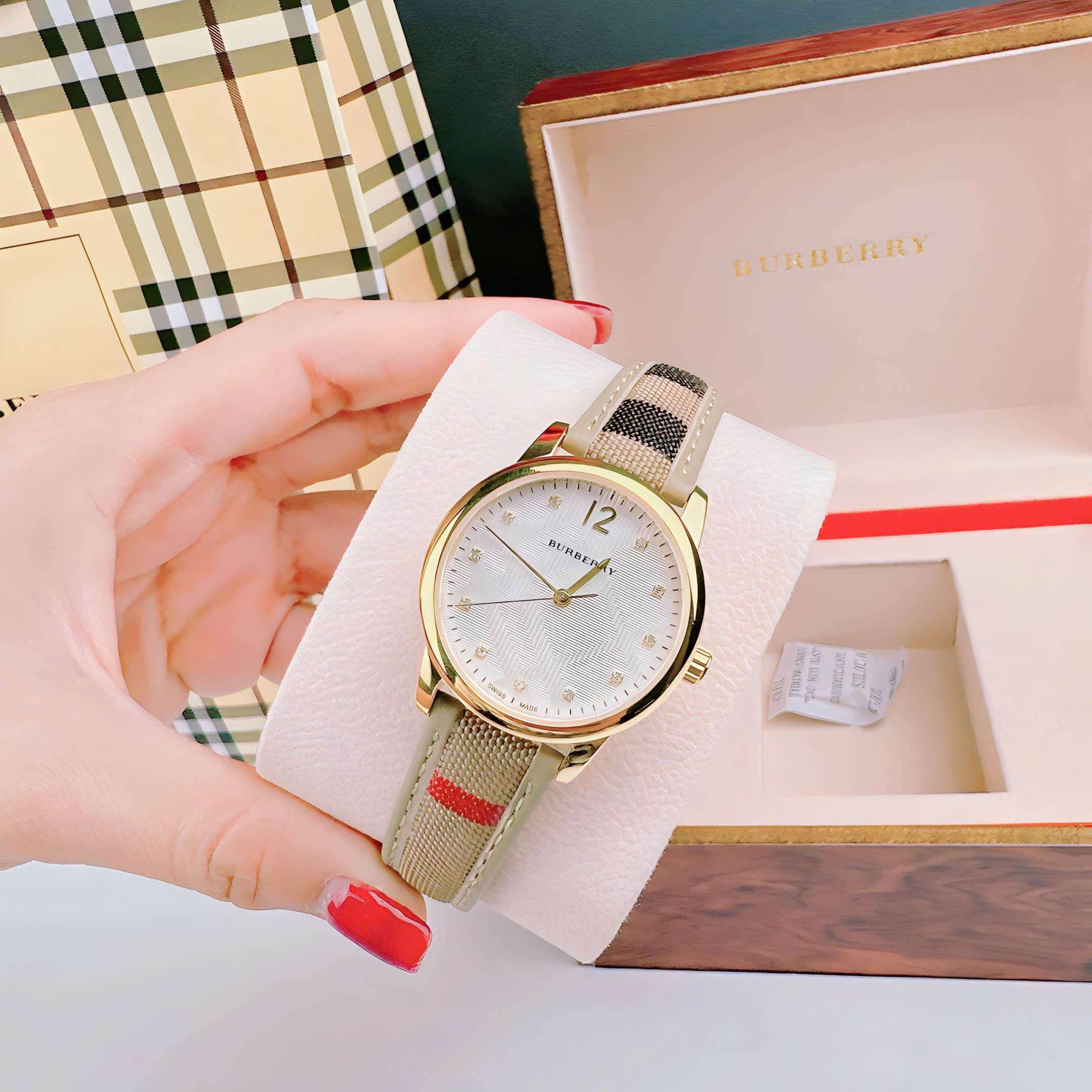 Đồng Hồ Burberry The Classic |Nữ Giới |Vàng Gold |Đính Đá |Dây Vải Bọc Da Nude |Máy Pin (Quartz) |Size 32mm |donghogiatot.vn