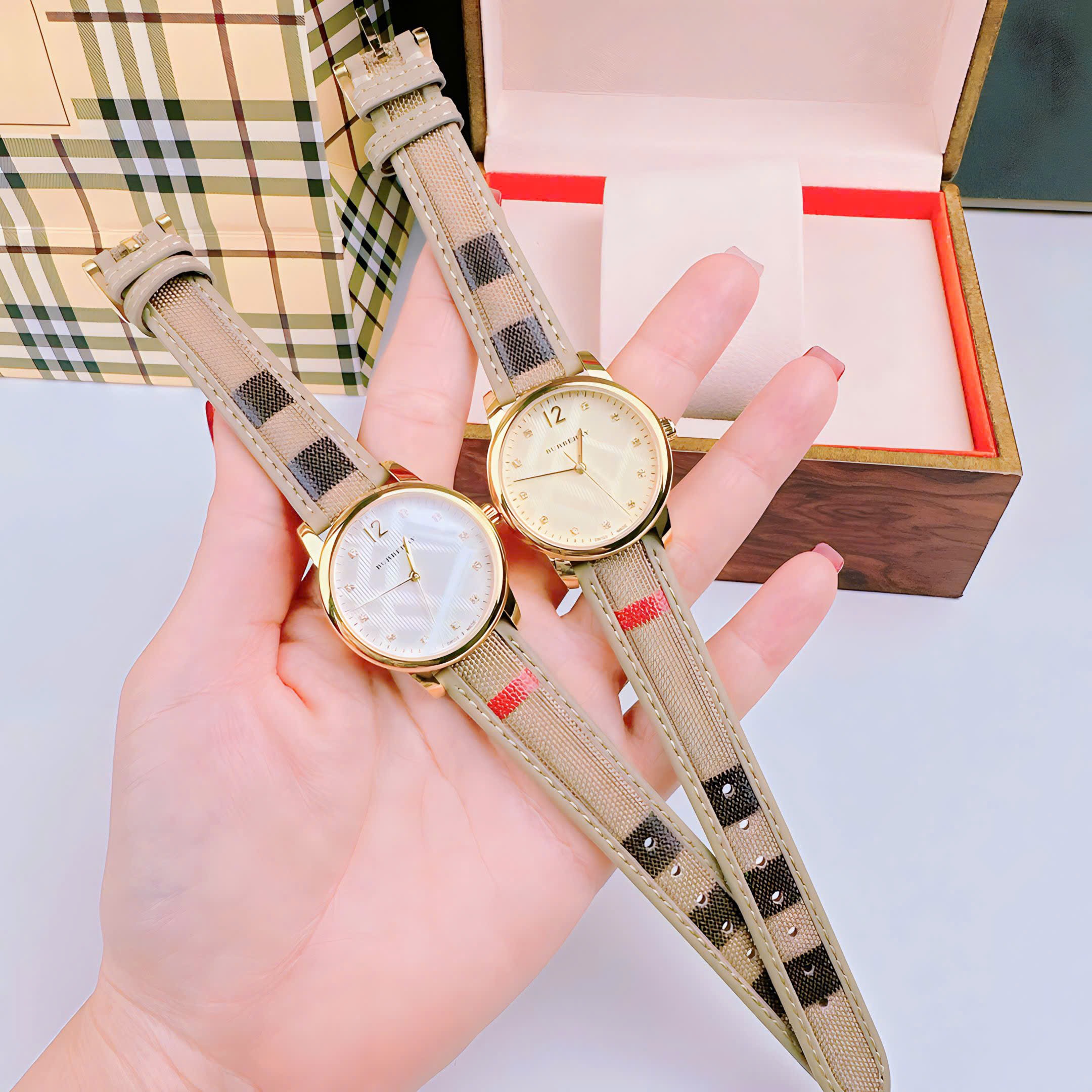 Đồng Hồ Burberry The Classic |Nữ Giới |Mặt Vàng |Đính Đá |Dây Vải Bọc Da Nude |Máy Pin (Quartz) |Size 32mm |donghogiatot.vn