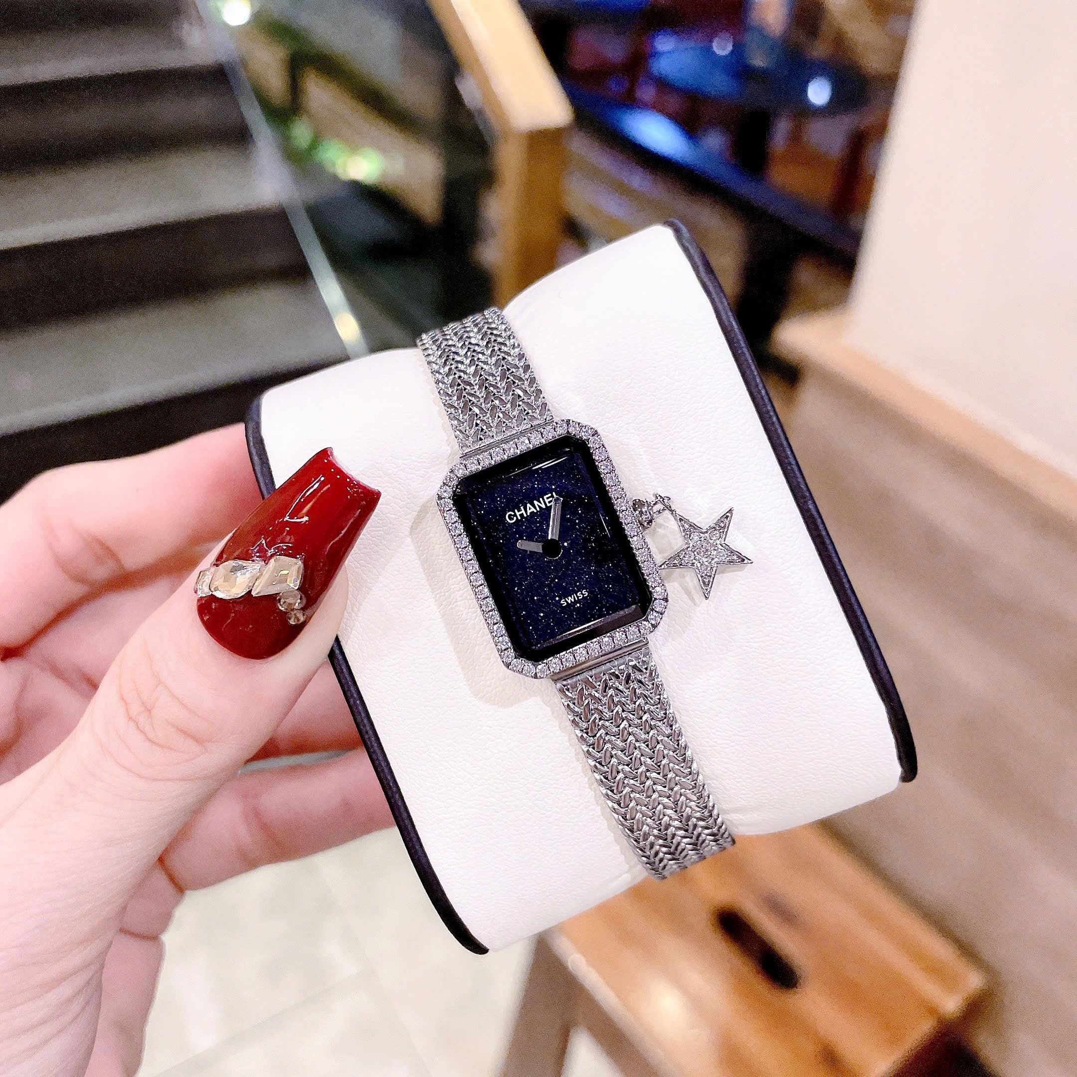 Đồng Hồ Chanel Boy Friend |Nữ Giới |Mặt Chữ Nhật Đen |Dây Lưới Silver |Máy Pin (Quartz) |Size 24x32mm |donghogiatot.vn