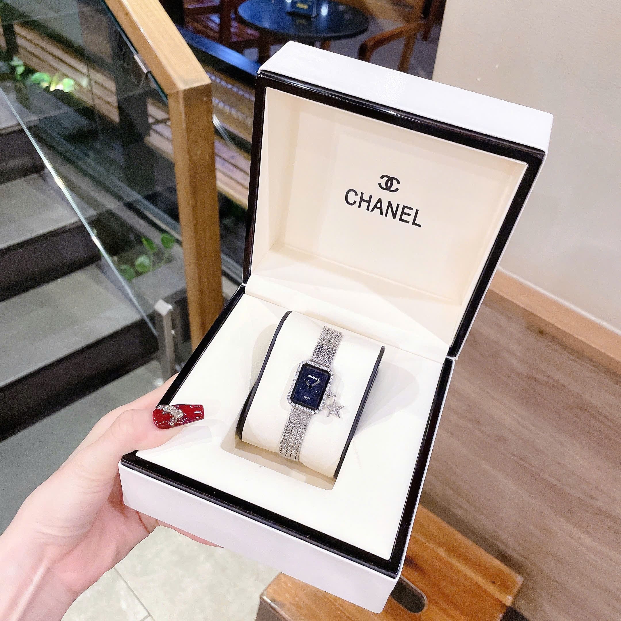 Đồng Hồ Chanel Boy Friend |Nữ Giới |Mặt Chữ Nhật Đen |Dây Lưới Silver |Máy Pin (Quartz) |Size 24x32mm |donghogiatot.vn