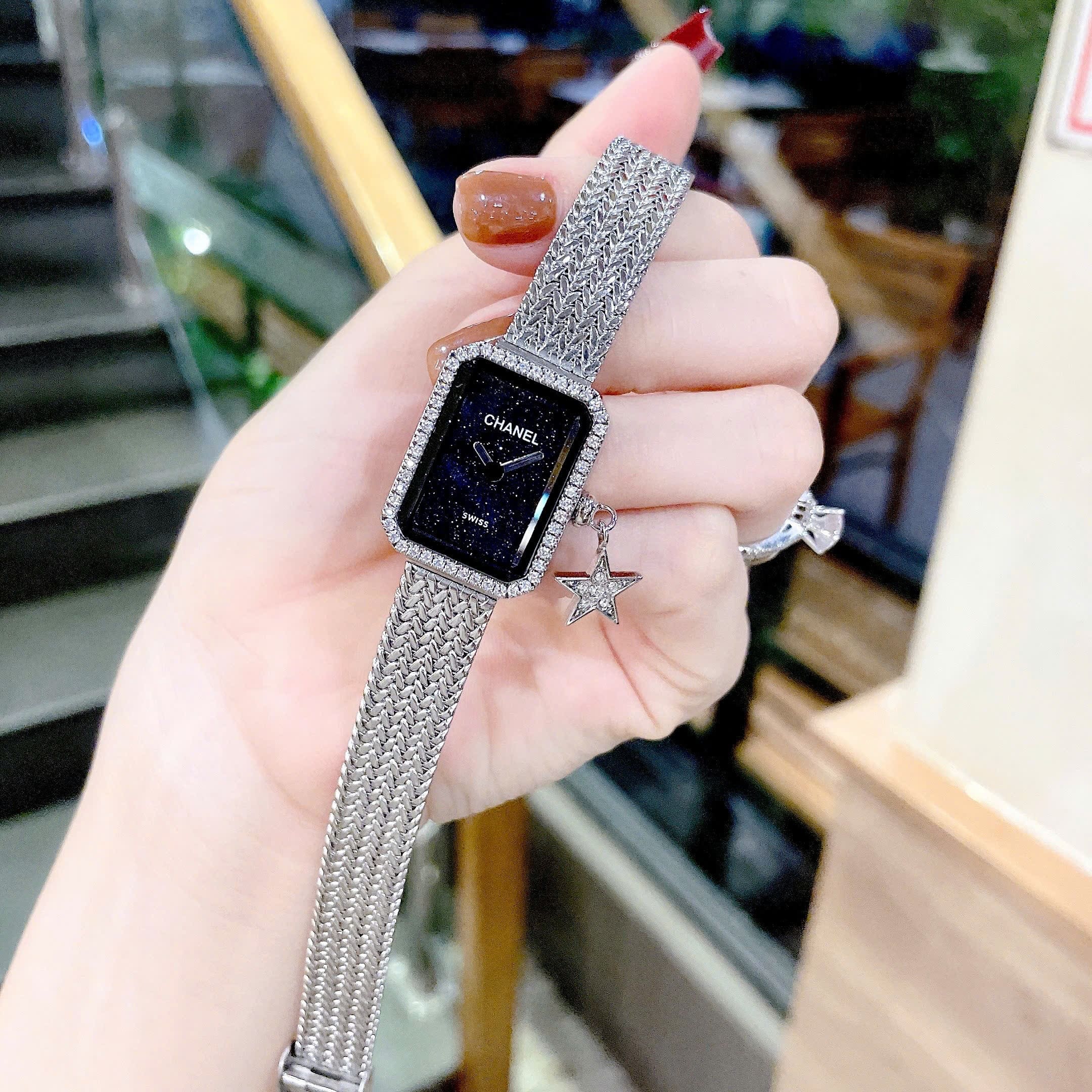 Đồng Hồ Chanel Boy Friend |Nữ Giới |Mặt Chữ Nhật Đen |Dây Lưới Silver |Máy Pin (Quartz) |Size 24x32mm |donghogiatot.vn