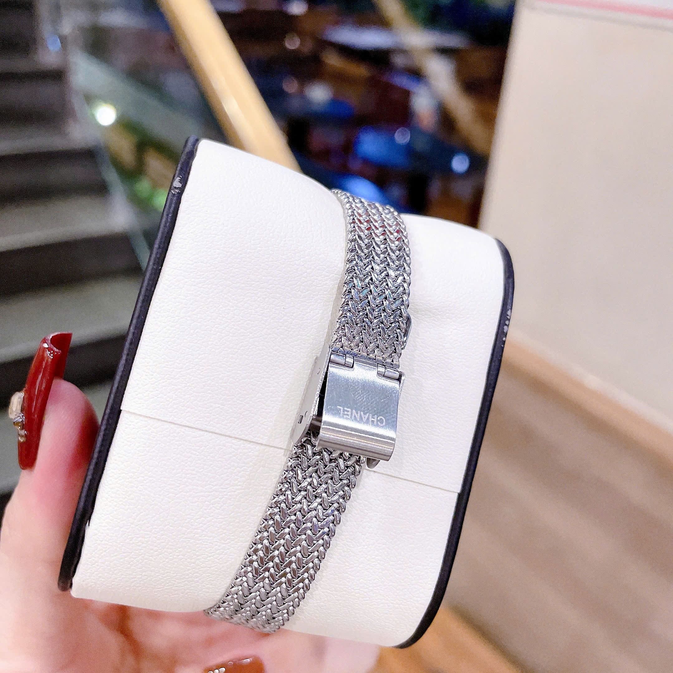 Đồng Hồ Chanel Boy Friend |Nữ Giới |Mặt Chữ Nhật Đen |Dây Lưới Silver |Máy Pin (Quartz) |Size 24x32mm |donghogiatot.vn