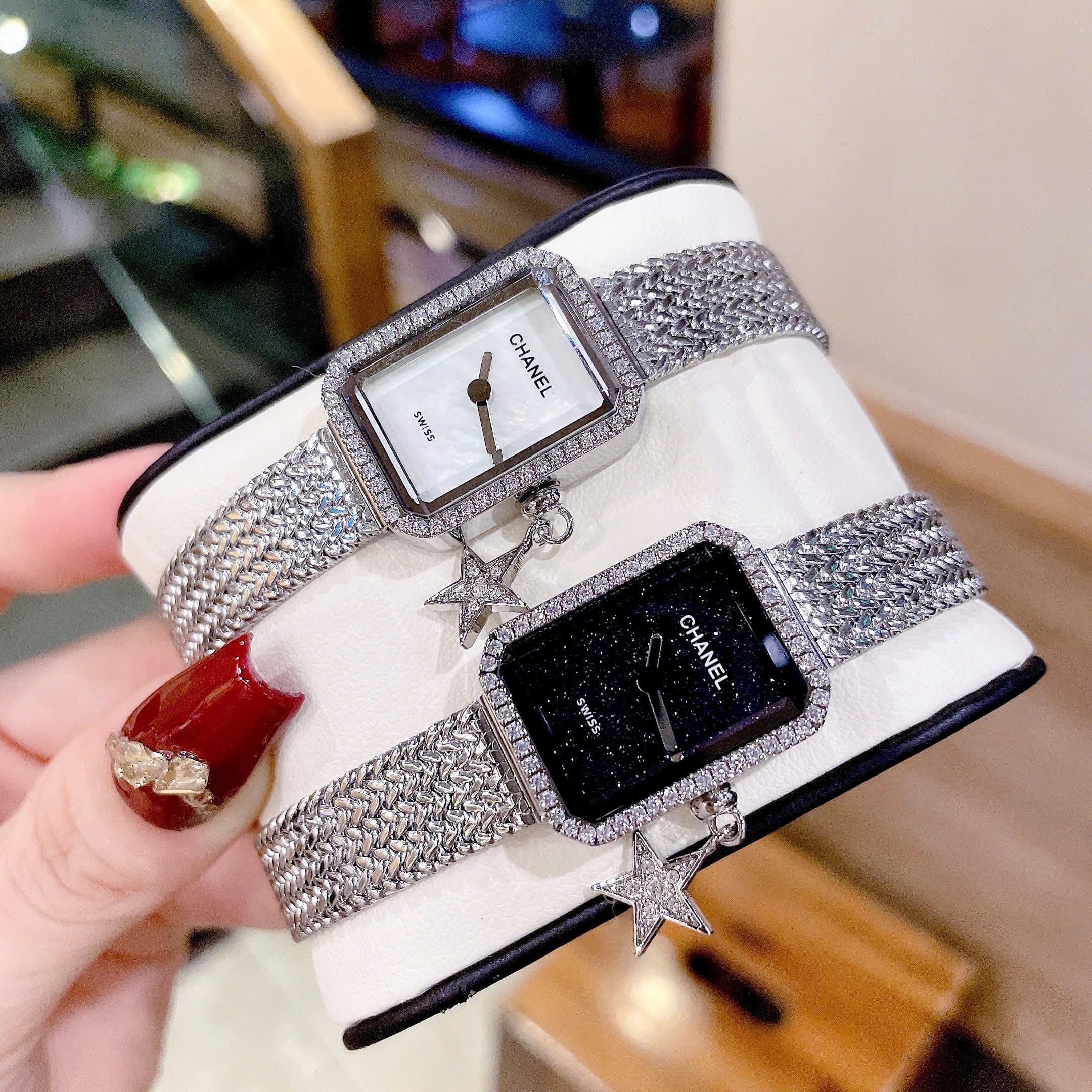 Đồng Hồ Chanel Boy Friend |Nữ Giới |Mặt Chữ Nhật Đen |Dây Lưới Silver |Máy Pin (Quartz) |Size 24x32mm |donghogiatot.vn