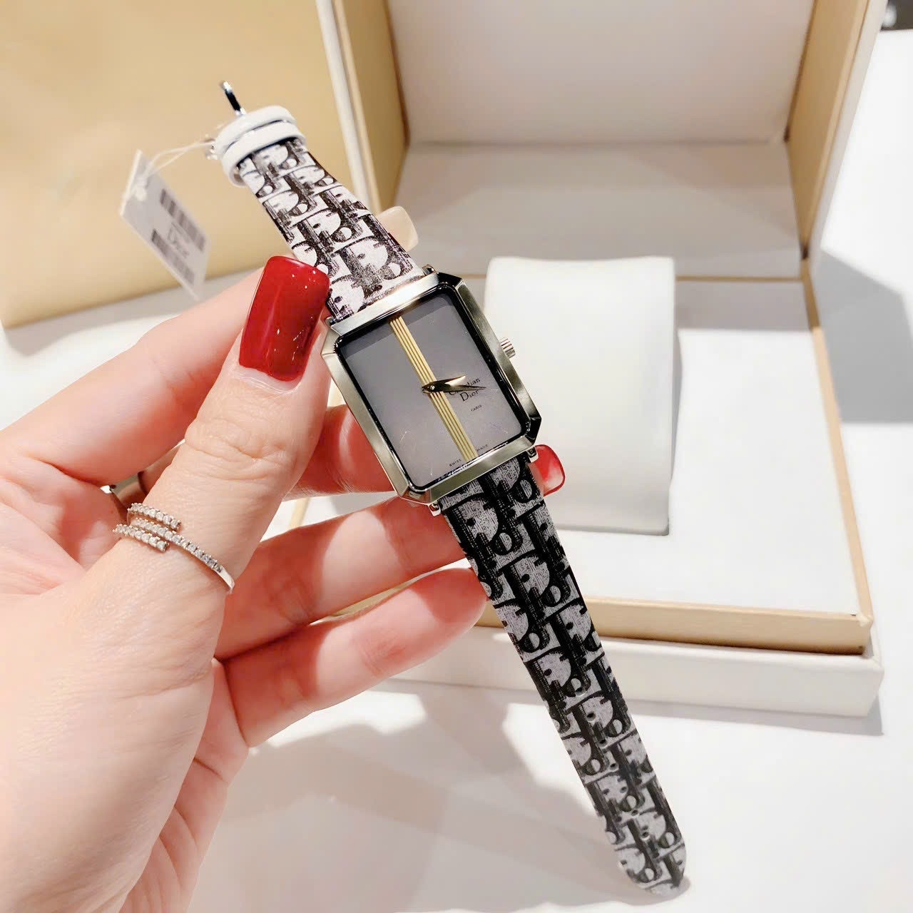 Đồng Hồ Dior Malice Xám |Nữ Giới |Dây Da Logo |Mặt Chữ Nhật |Máy Pin (Quartz) |Donghogiatot.vn