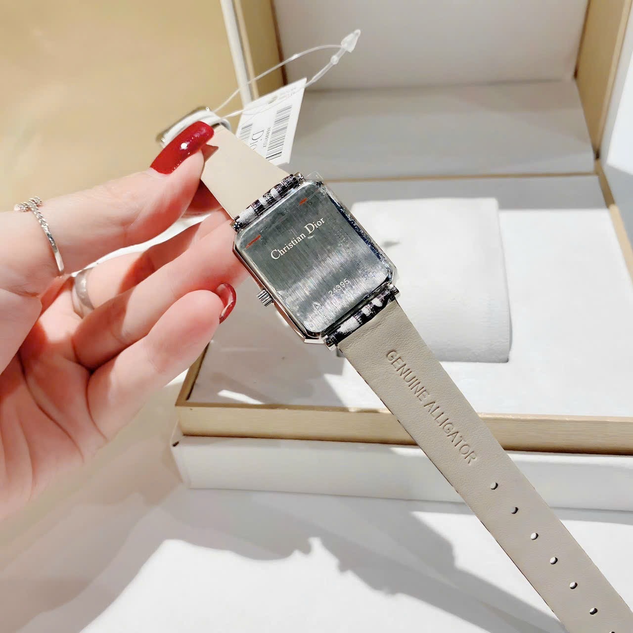 Đồng Hồ Dior Malice Xám |Nữ Giới |Dây Da Logo |Mặt Chữ Nhật |Máy Pin (Quartz) |Donghogiatot.vn