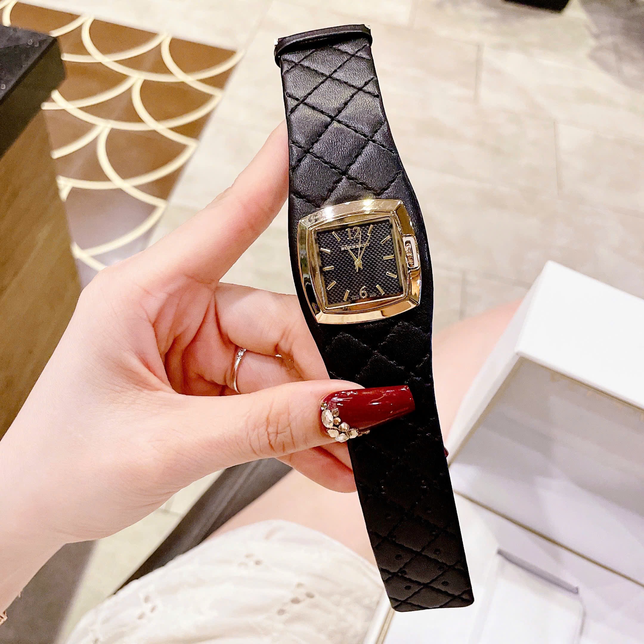 Đồng Hồ Burberry Mặt Vuông |Nữ Giới |Vàng Gold |Dây Da Đen |Máy Pin (Quartz) |Size 36x36mm |donghogiatot.vn