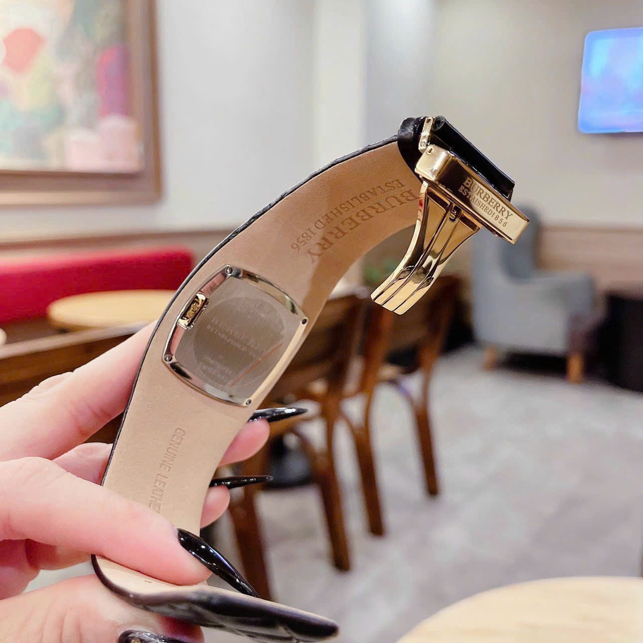 Đồng Hồ Burberry Mặt Vuông |Nữ Giới |Vàng Gold |Dây Da Đen |Máy Pin (Quartz) |Size 36x36mm |donghogiatot.vn