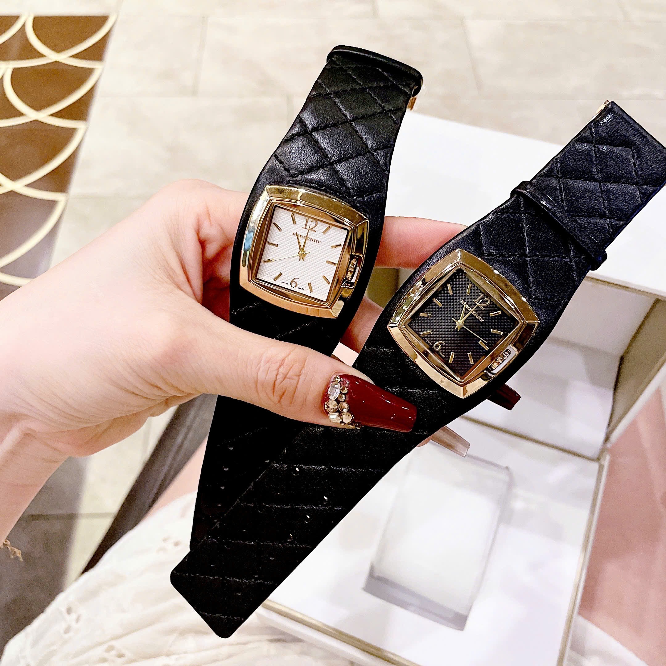 Đồng Hồ Burberry Mặt Vuông |Nữ Giới |Vàng Gold |Dây Da Đen |Máy Pin (Quartz) |Size 36x36mm |donghogiatot.vn