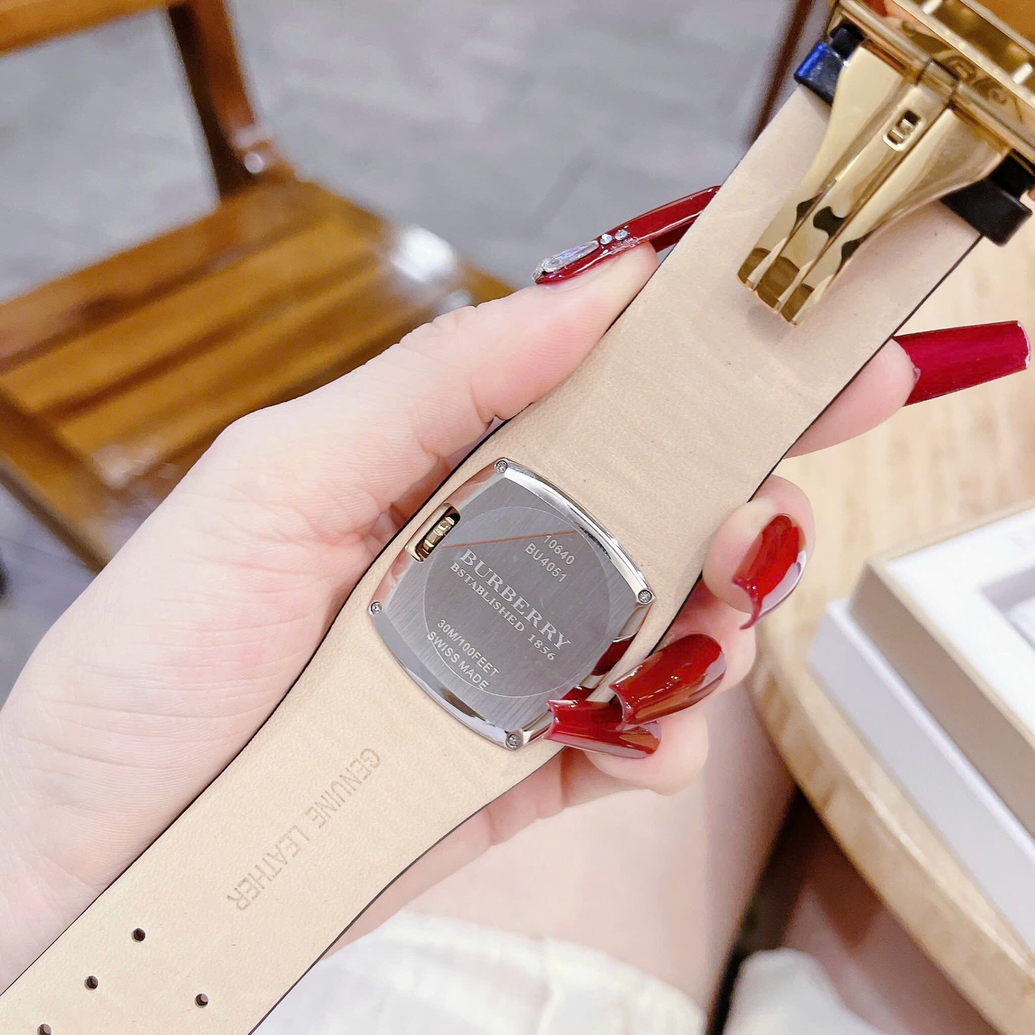 Đồng Hồ Burberry Mặt Vuông |Nữ Giới |Trắng |Dây Da Đen |Máy Pin (Quartz) |Size 36x36mm |donghogiatot.vn