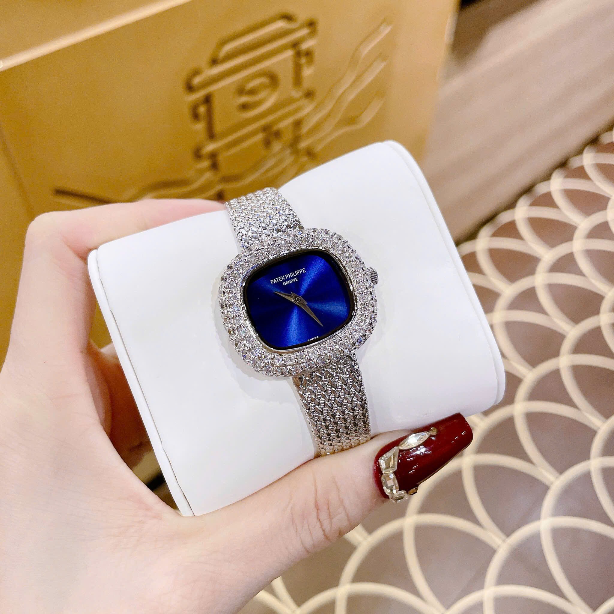 Đồng Hồ Patek Philippe Mặt Vuông |Nữ giới |Xanh Dương |Dây Lưới Silver |Máy Pin (Quartz) |Size 32mm |Donghogiatot.vn