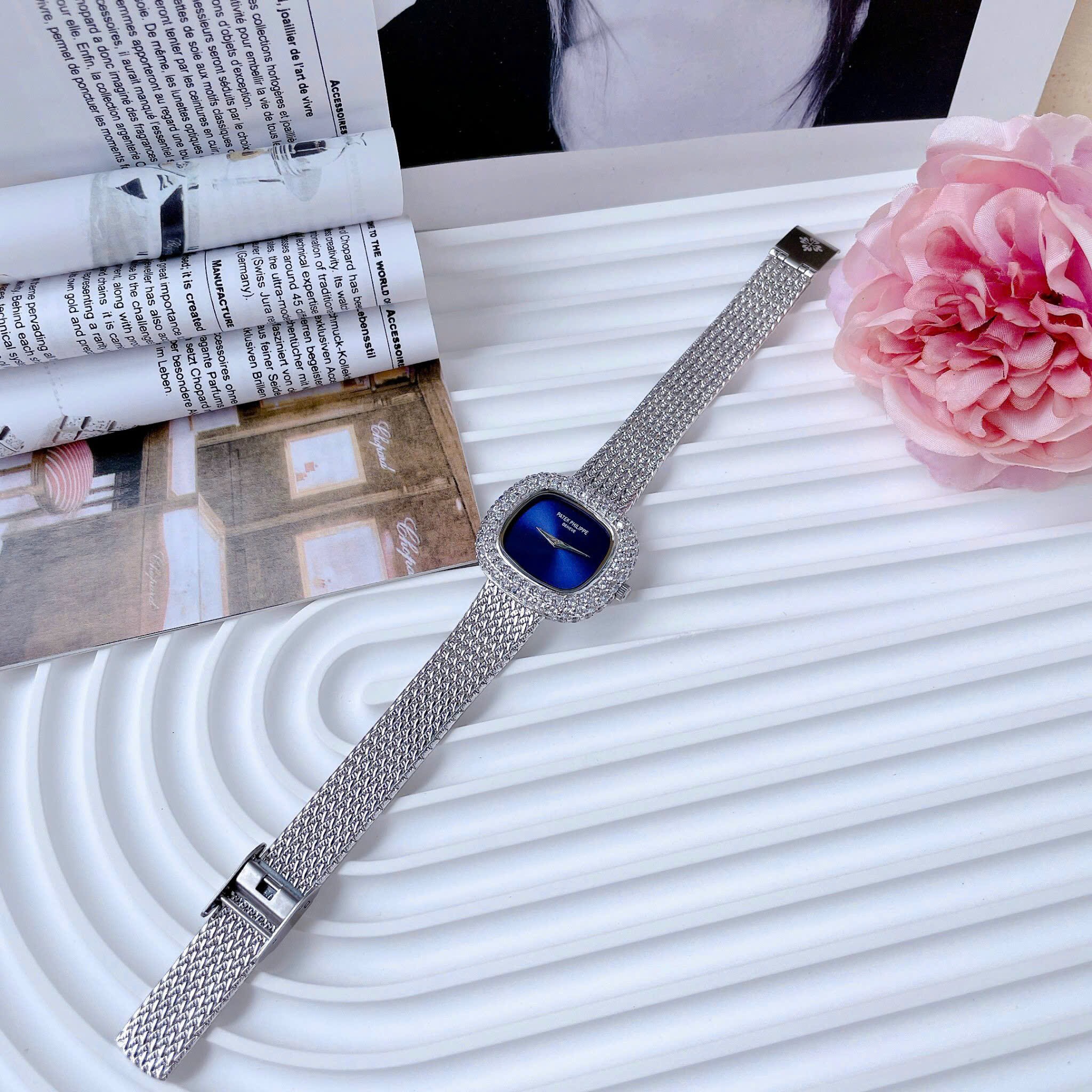 Đồng Hồ Patek Philippe Mặt Vuông |Nữ giới |Xanh Dương |Dây Lưới Silver |Máy Pin (Quartz) |Size 32mm |Donghogiatot.vn