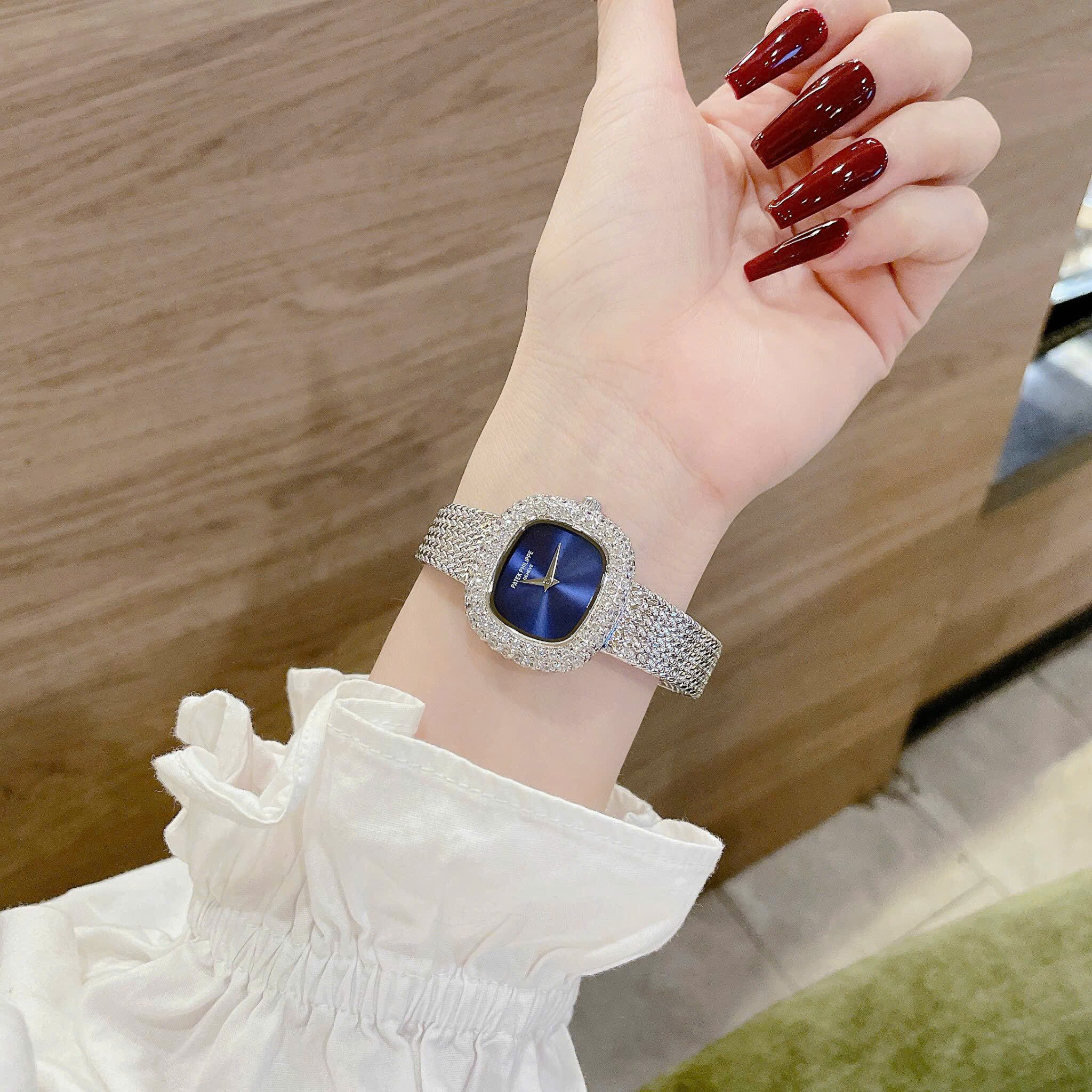 Đồng Hồ Patek Philippe Mặt Vuông |Nữ giới |Xanh Dương |Dây Lưới Silver |Máy Pin (Quartz) |Size 32mm |Donghogiatot.vn