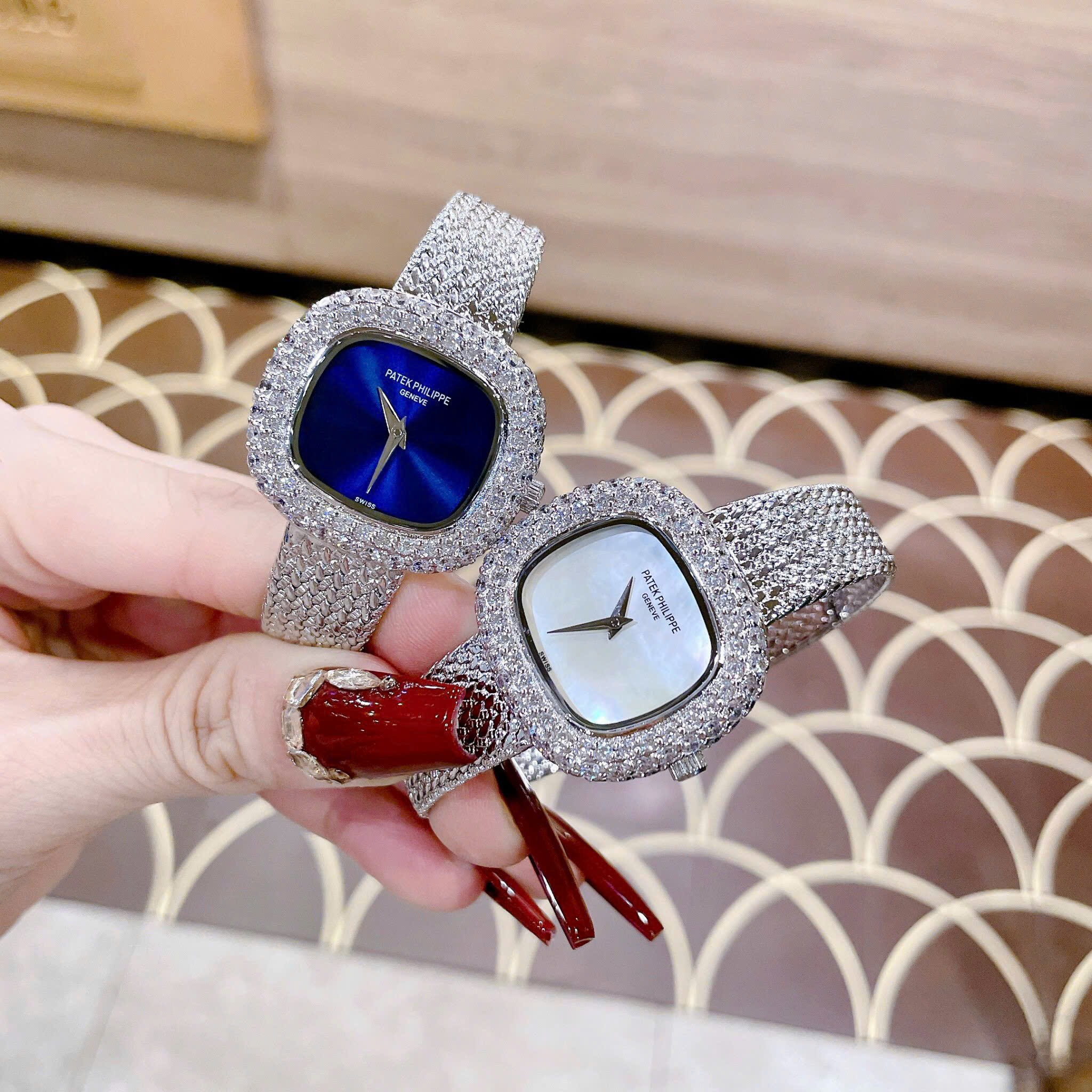 Đồng Hồ Patek Philippe Mặt Vuông |Nữ giới |Xanh Dương |Dây Lưới Silver |Máy Pin (Quartz) |Size 32mm |Donghogiatot.vn