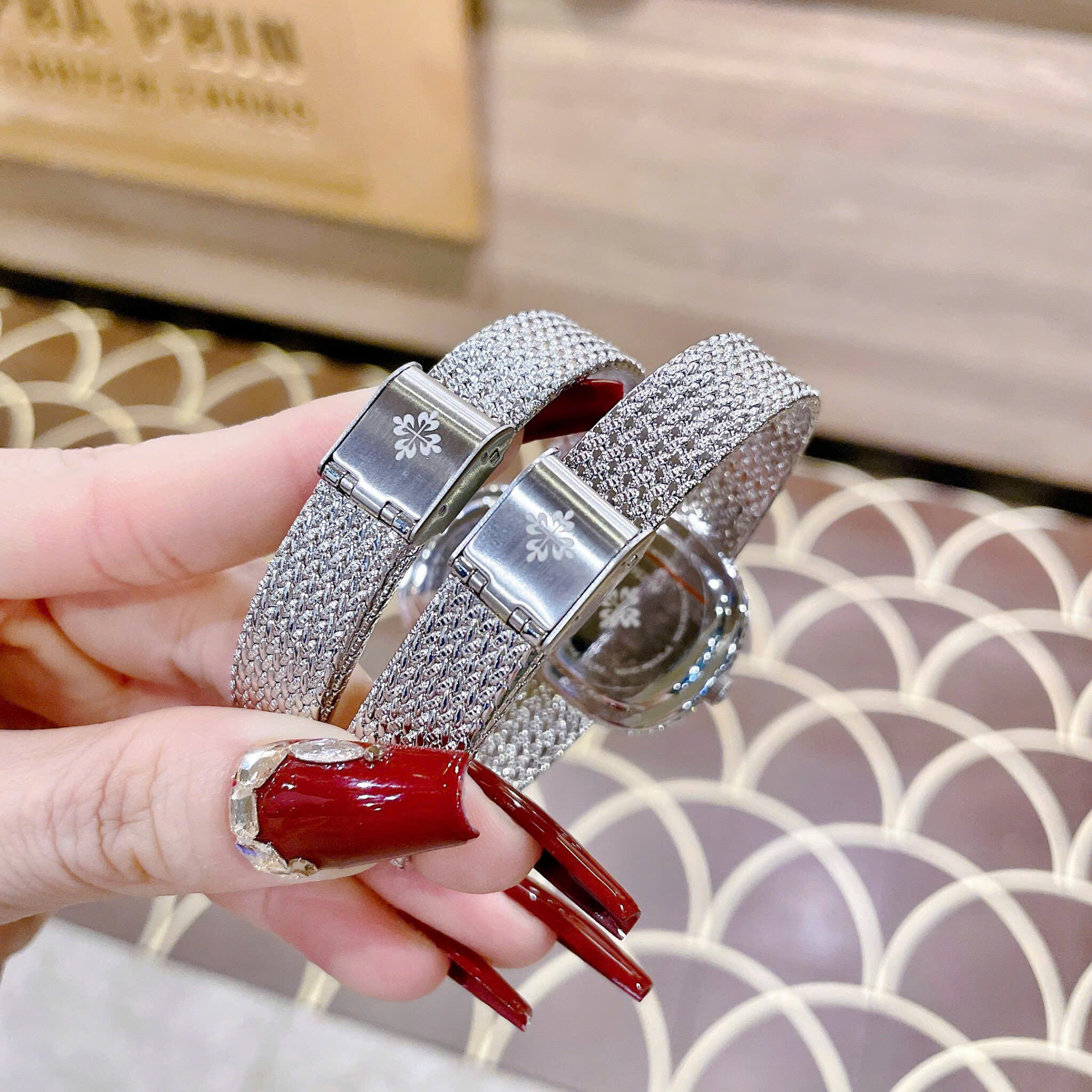 Đồng Hồ Patek Philippe Mặt Vuông |Nữ giới |Xanh Dương |Dây Lưới Silver |Máy Pin (Quartz) |Size 32mm |Donghogiatot.vn