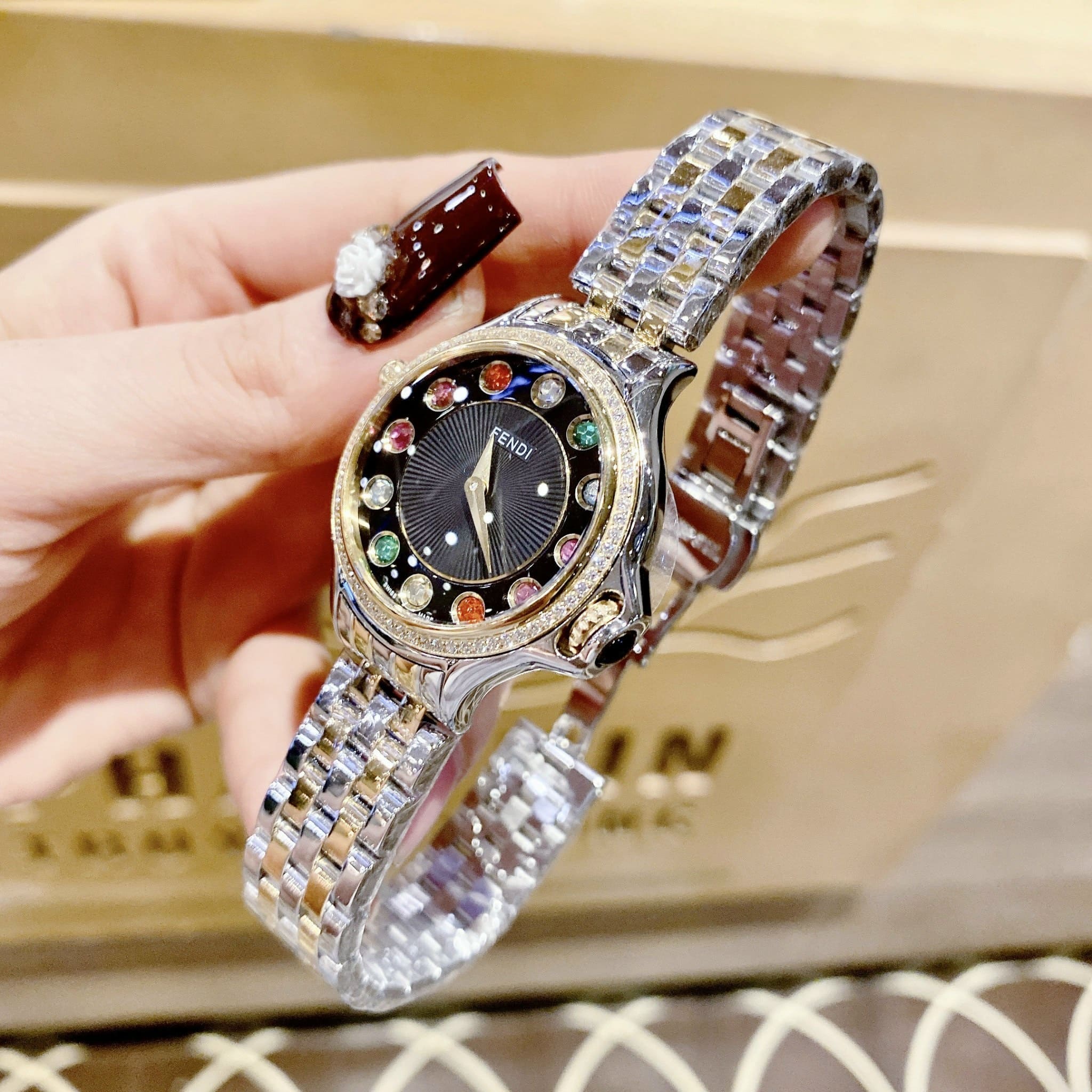 Đồng Hồ Fendi Crazy Carats |Nữ Giới |Mặt Đen |Dây Kim Loại Demi Vàng |Máy Pin (Quartz) |Size 33mm |donghogiatot.vn