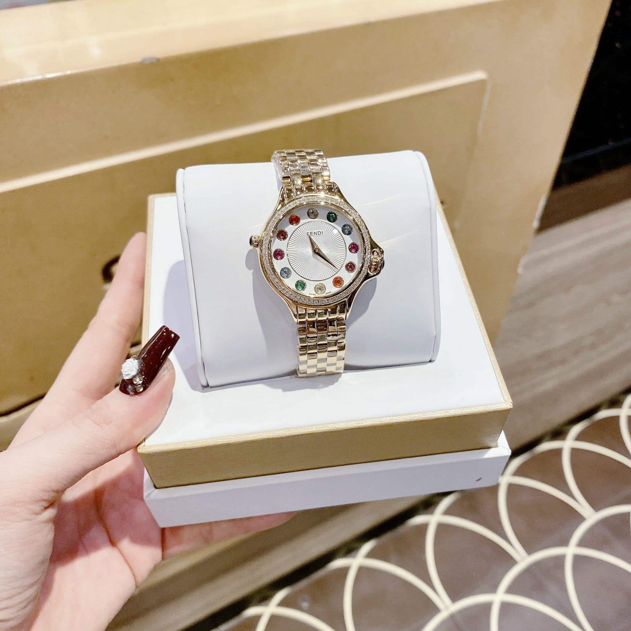 Đồng Hồ Fendi Crazy Carats Diamond |Nữ Giới |Mặt Trắng |Dây Kim Loại Vàng Gold |Máy Pin (Quartz) |Size 33mm |donghogiatot.vn