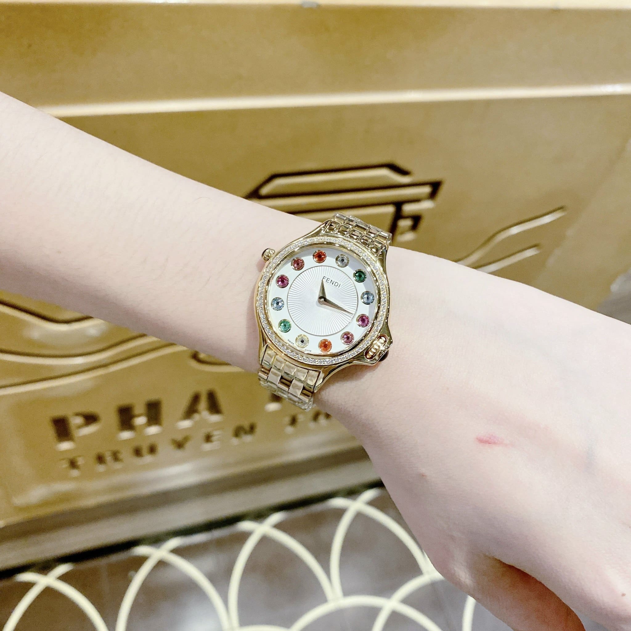 Đồng Hồ Fendi Crazy Carats Diamond |Nữ Giới |Mặt Trắng |Dây Kim Loại Vàng Gold |Máy Pin (Quartz) |Size 33mm |donghogiatot.vn