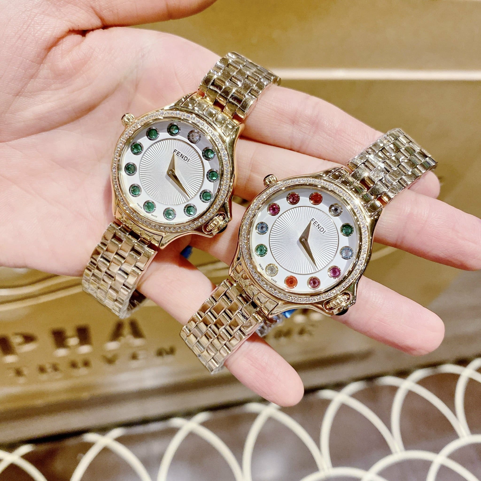 Đồng Hồ Fendi Crazy Carats Diamond |Nữ Giới |Mặt Trắng |Dây Kim Loại Vàng Gold |Máy Pin (Quartz) |Size 33mm |donghogiatot.vn