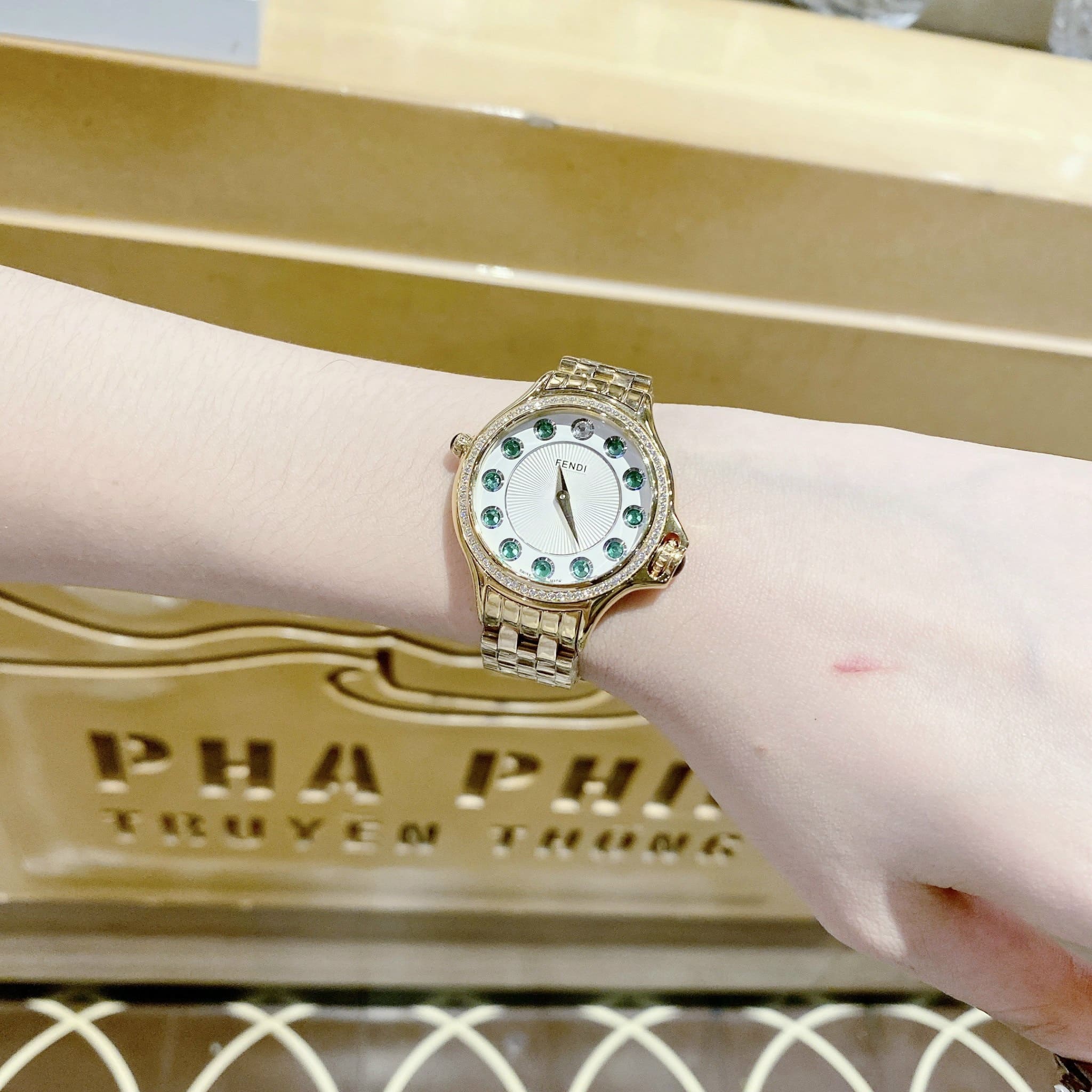 Đồng Hồ Fendi Crazy Carats Diamond |Nữ Giới |Xanh Lá |Dây Kim Loại Vàng Gold |Máy Pin (Quartz) |Size 33mm |donghogiatot.vn