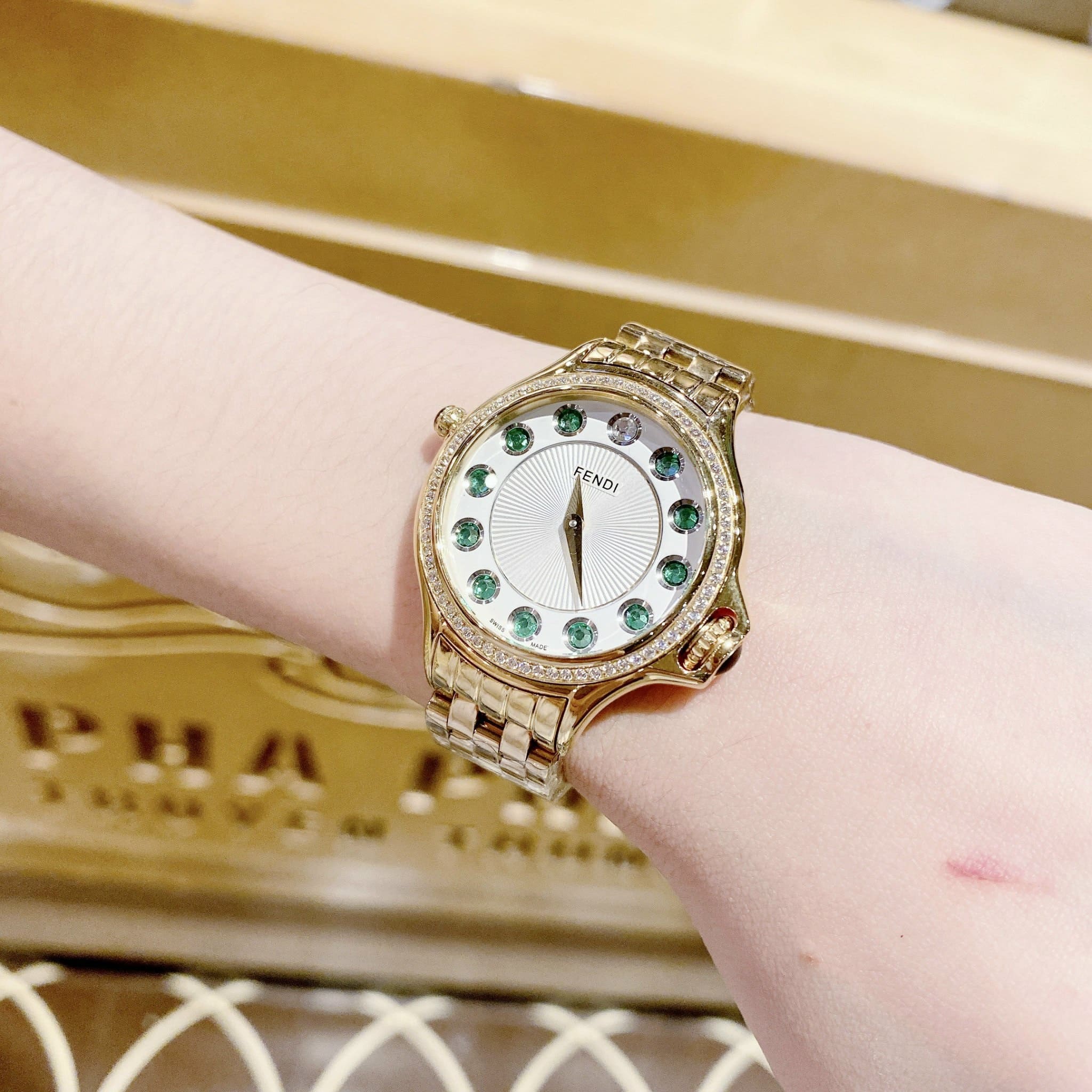 Đồng Hồ Fendi Crazy Carats Diamond |Nữ Giới |Xanh Lá |Dây Kim Loại Vàng Gold |Máy Pin (Quartz) |Size 33mm |donghogiatot.vn