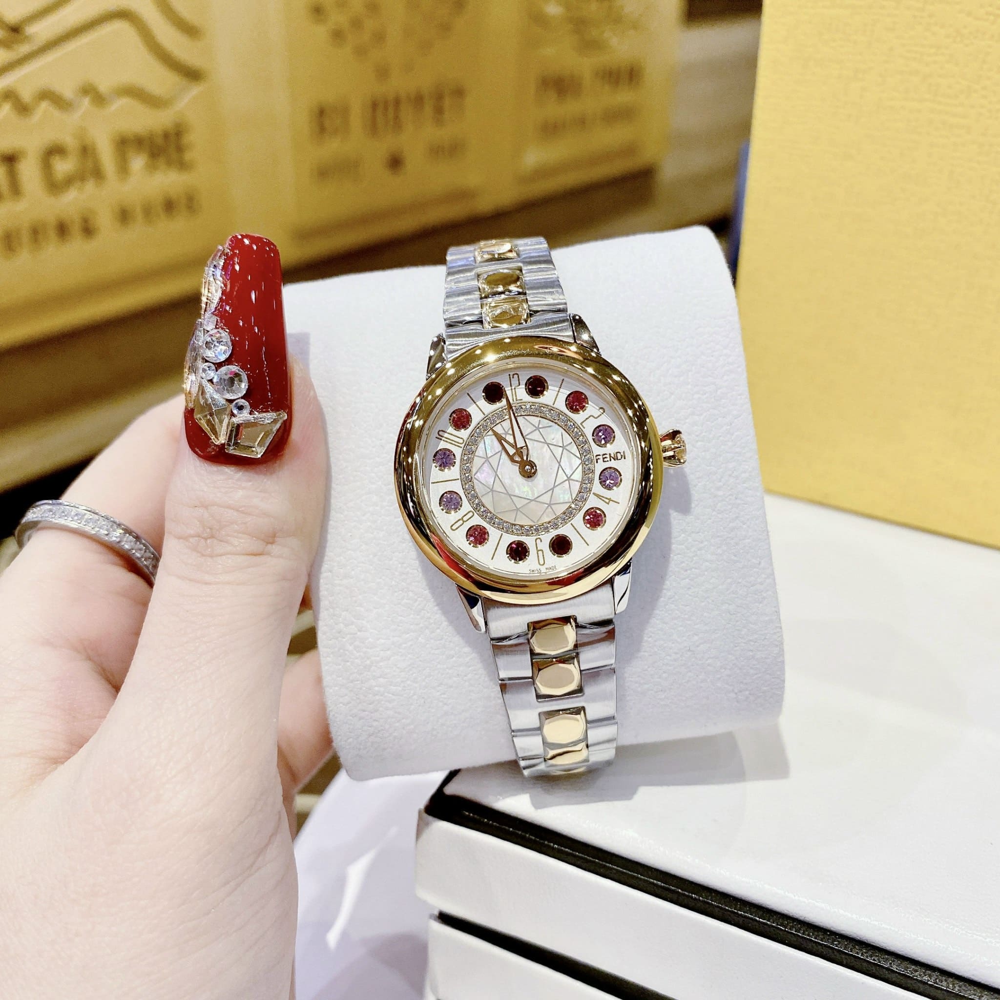 Đồng Hồ Fendi IShine |Nữ Giới |Mặt Tròn |Đính Diamond Đỏ |Dây Kim Loại Demi Vàng |Máy Pin (Quartz) |Size 33mm |donghogiatot.vn