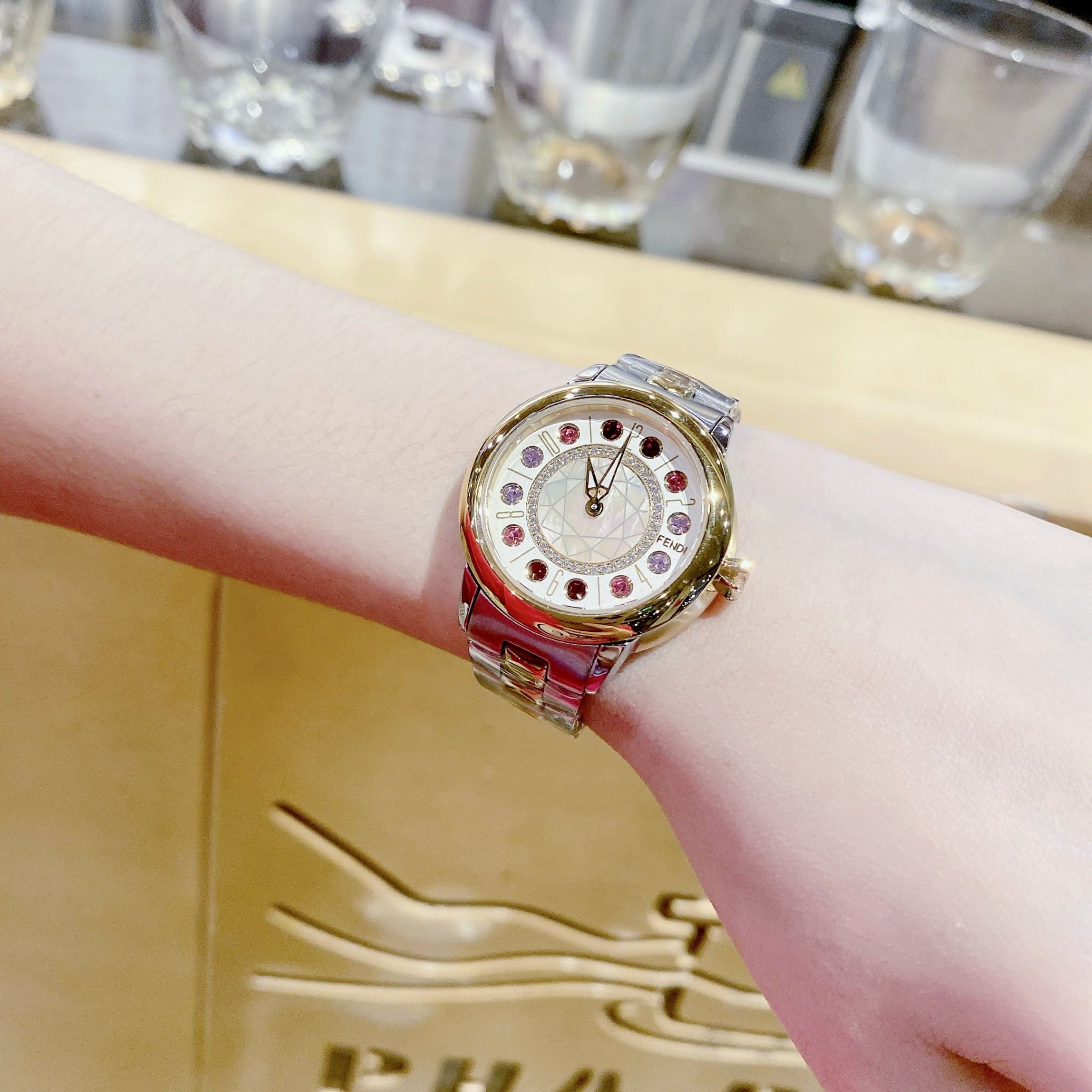 Đồng Hồ Fendi IShine |Nữ Giới |Mặt Tròn |Đính Diamond Đỏ |Dây Kim Loại Demi Vàng |Máy Pin (Quartz) |Size 33mm |donghogiatot.vn