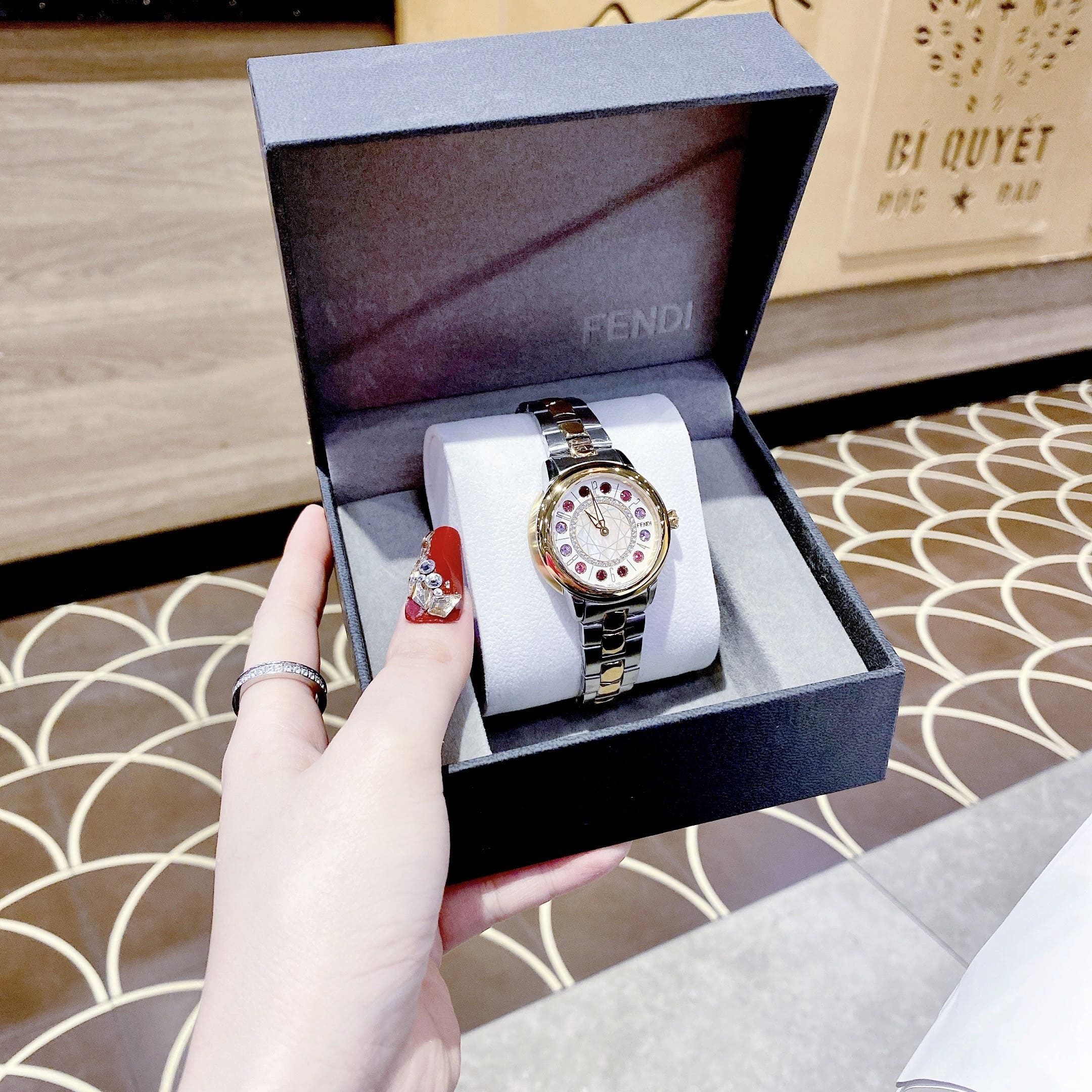 Đồng Hồ Fendi IShine |Nữ Giới |Mặt Tròn |Đính Diamond Đỏ |Dây Kim Loại Demi Vàng |Máy Pin (Quartz) |Size 33mm |donghogiatot.vn