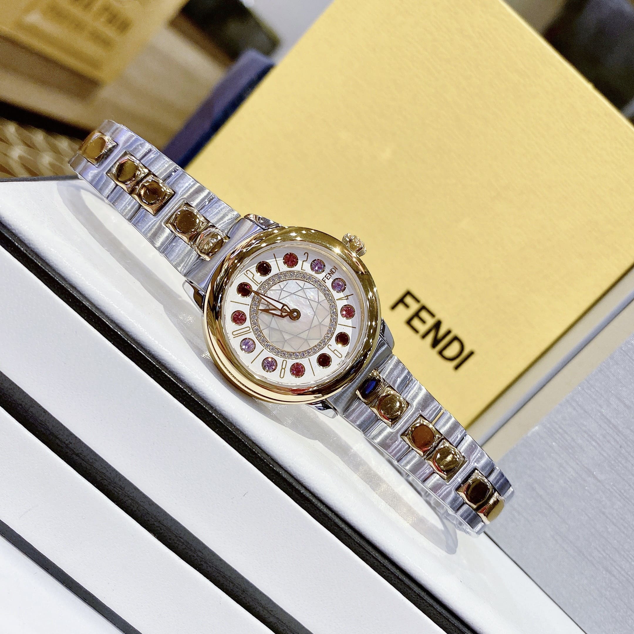 Đồng Hồ Fendi IShine |Nữ Giới |Mặt Tròn |Đính Diamond Đỏ |Dây Kim Loại Demi Vàng |Máy Pin (Quartz) |Size 33mm |donghogiatot.vn