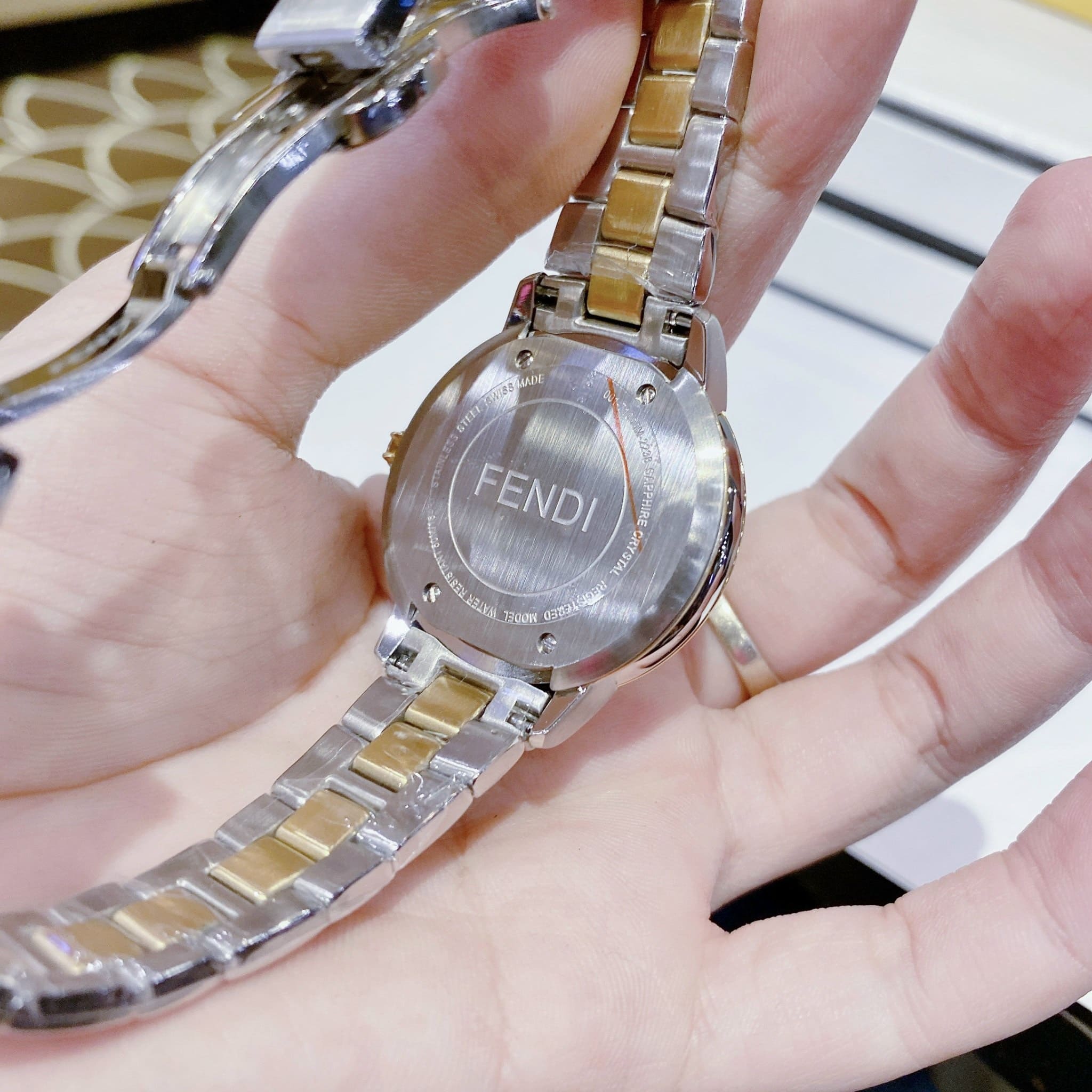 Đồng Hồ Fendi IShine |Nữ Giới |Mặt Tròn |Đính Diamond Đỏ |Dây Kim Loại Demi Vàng |Máy Pin (Quartz) |Size 33mm |donghogiatot.vn