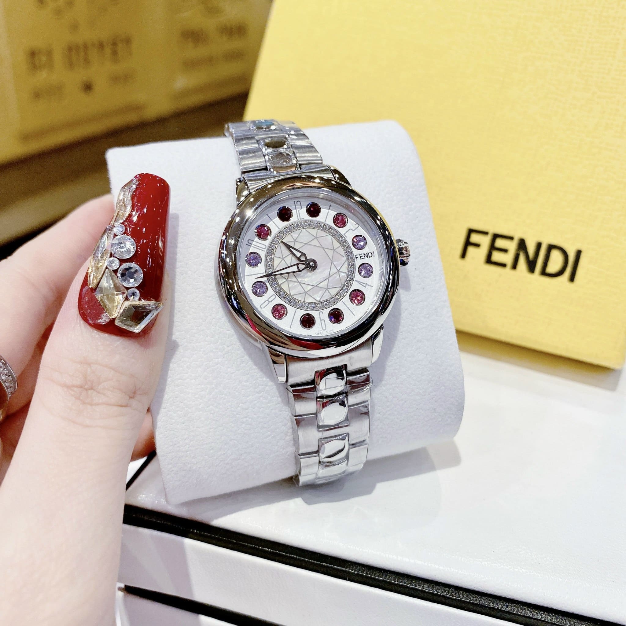 Đồng Hồ Fendi IShine |Nữ Giới |Mặt Tròn |Đính Đá Đỏ |Dây Kim Loại Silver |Máy Pin (Quartz) |Size 33mm |donghogiatot.vn