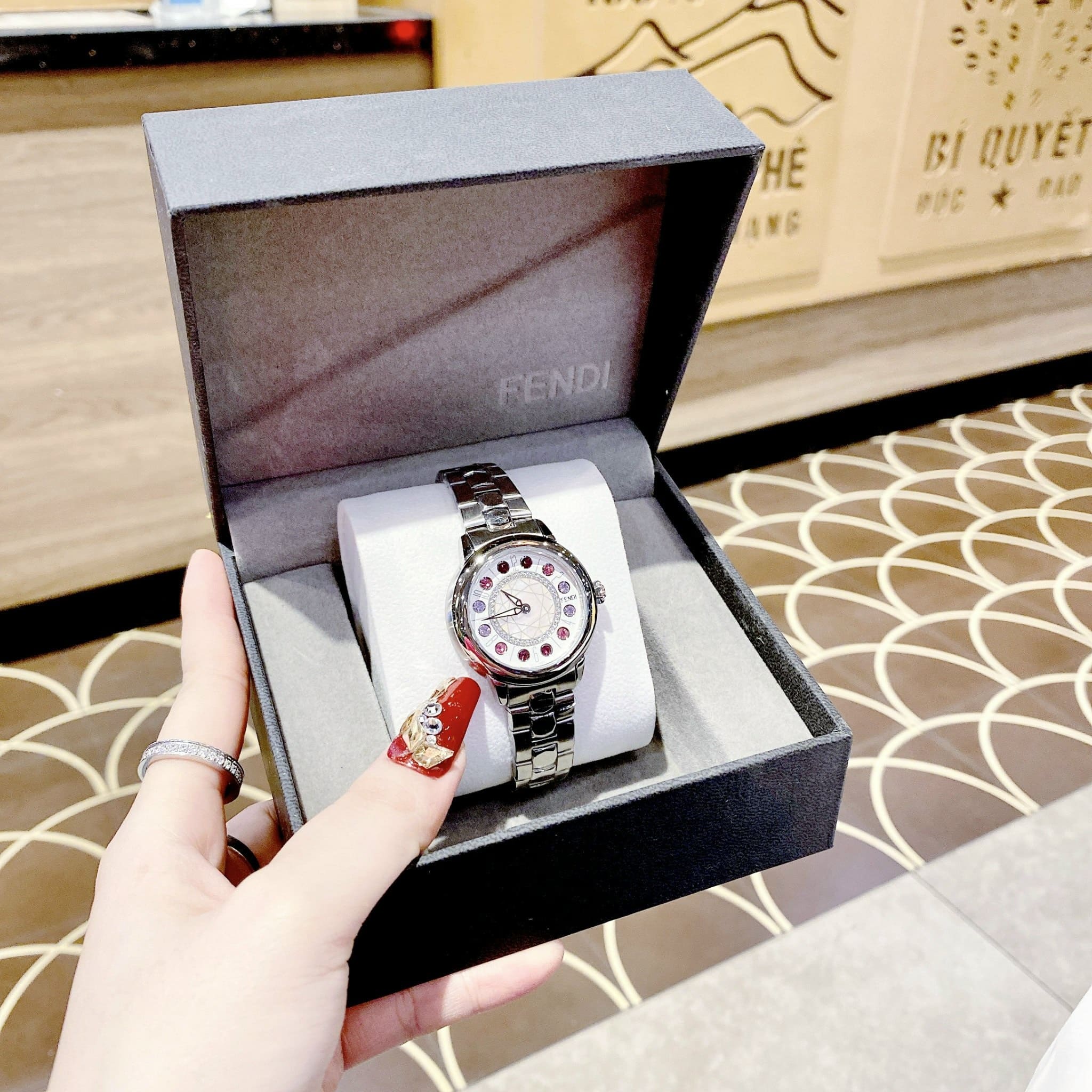 Đồng Hồ Fendi IShine |Nữ Giới |Mặt Tròn |Đính Đá Đỏ |Dây Kim Loại Silver |Máy Pin (Quartz) |Size 33mm |donghogiatot.vn