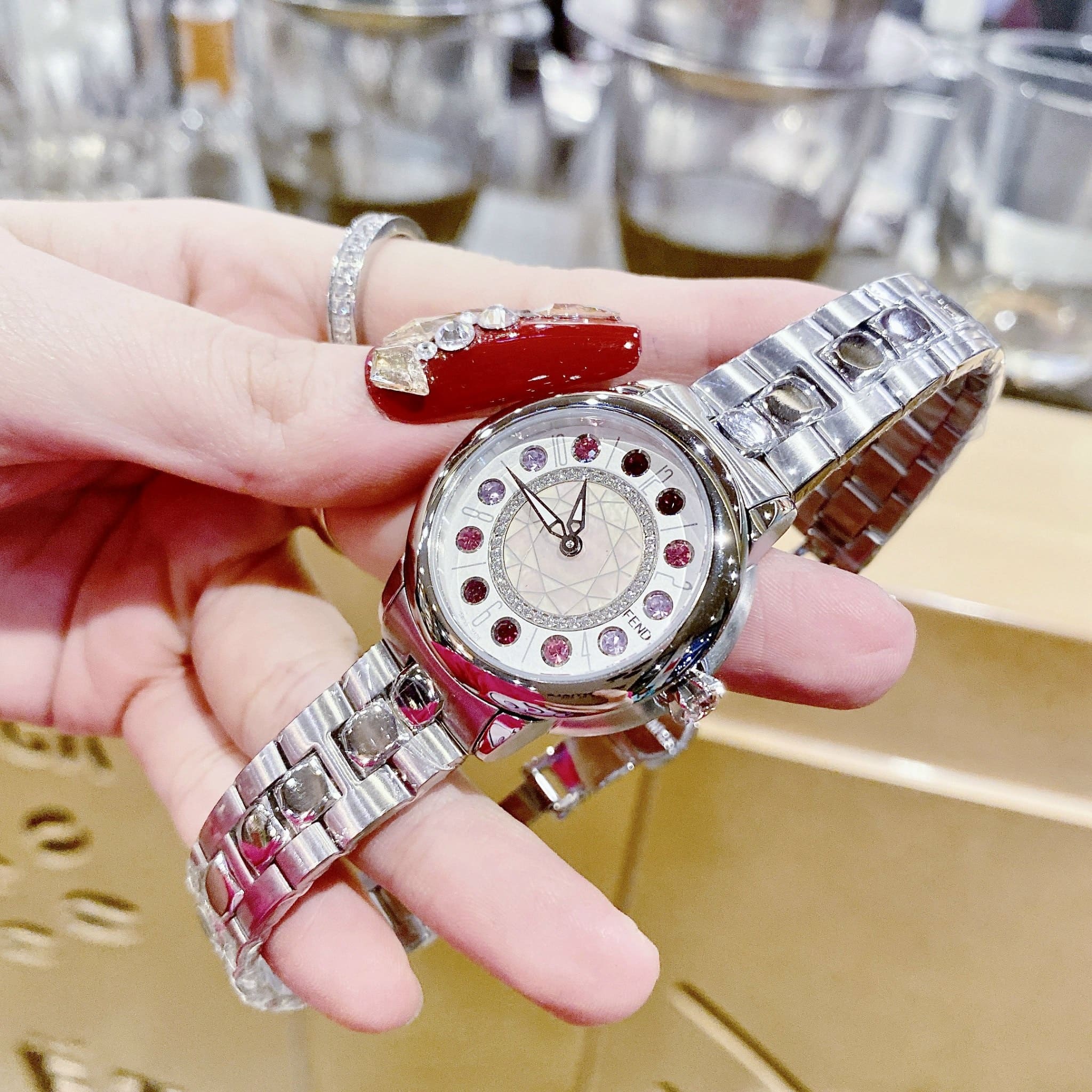 Đồng Hồ Fendi IShine |Nữ Giới |Mặt Tròn |Đính Đá Đỏ |Dây Kim Loại Silver |Máy Pin (Quartz) |Size 33mm |donghogiatot.vn
