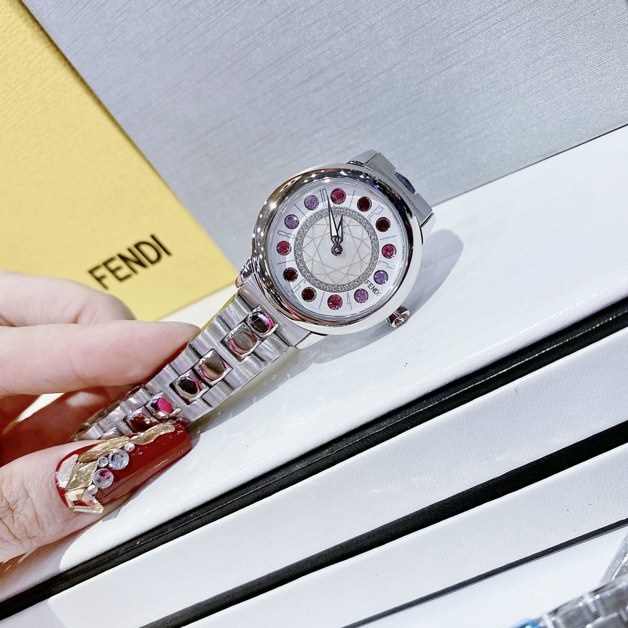 Đồng Hồ Fendi IShine |Nữ Giới |Mặt Tròn |Đính Đá Đỏ |Dây Kim Loại Silver |Máy Pin (Quartz) |Size 33mm |donghogiatot.vn
